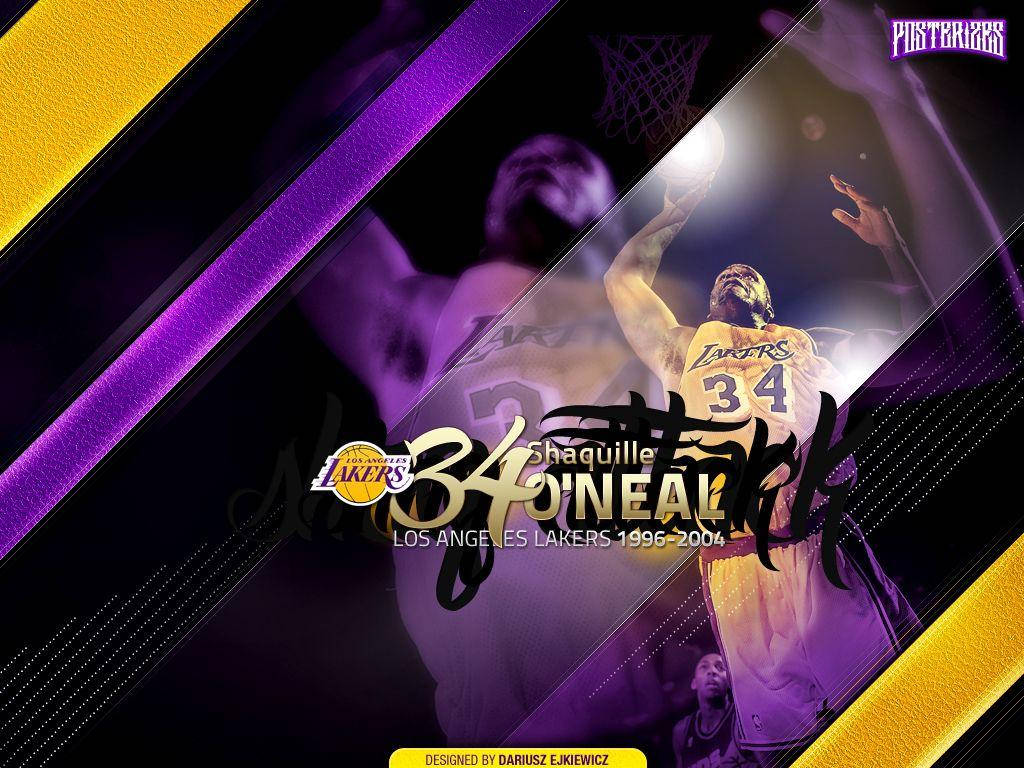 Shaquille O'neal 桌布 壁紙 — 動感籃球海報，Shaquille O'Neal 身穿湖人球衣灌籃，搭配紫色和金色的對角線點綴。