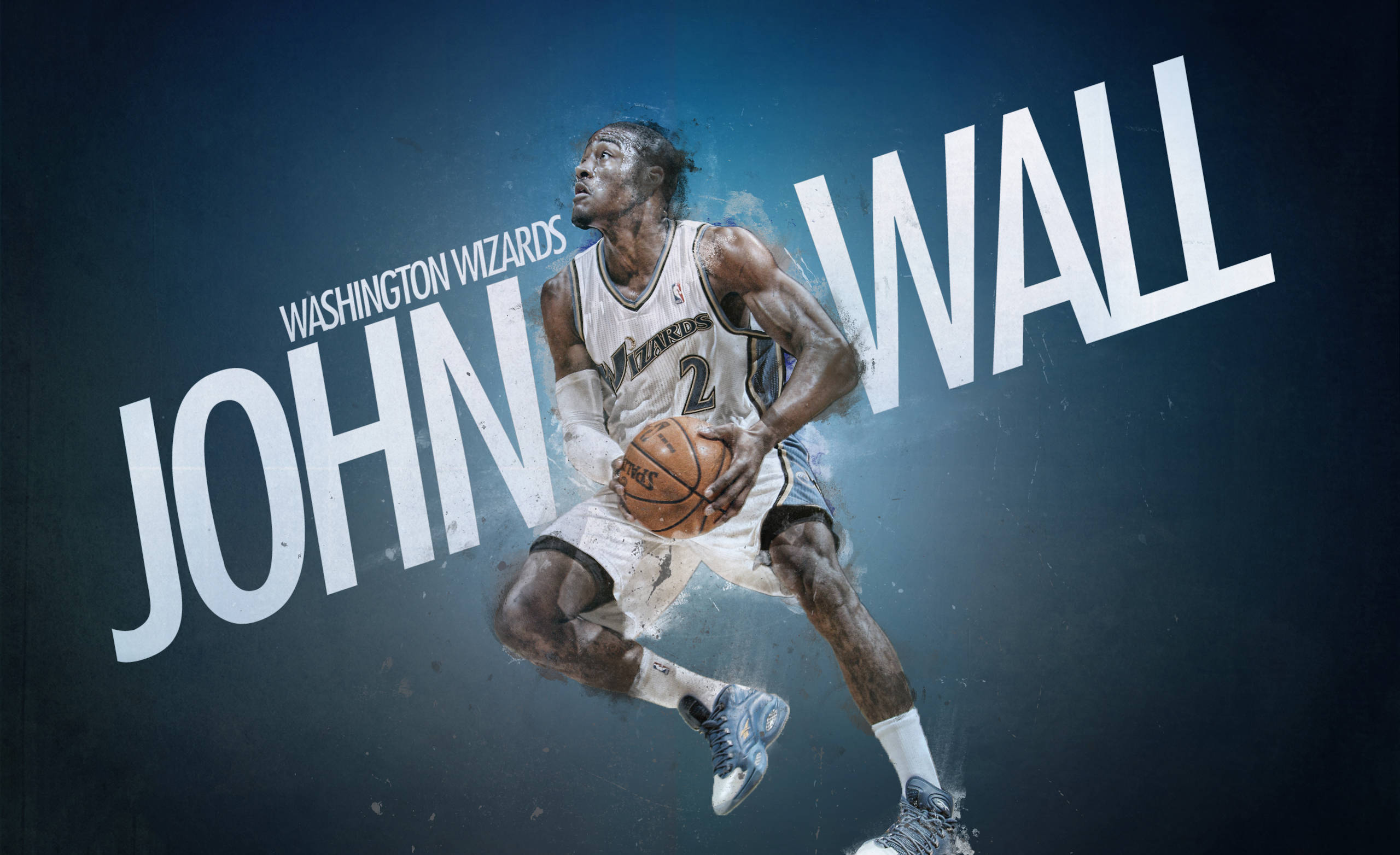 John Wall 桌布 壁紙 — 動感籃球運動員約翰·沃爾在中途運球，身穿華盛頓巫師隊球衣，深藍色背景配以粗體白色文字。