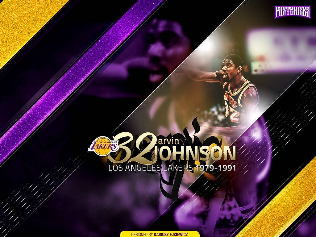 Magic Johnson 桌布 壁紙 — 動感籃球運動員阿文·約翰遜身穿湖人隊球衣，在搶眼的紫色和金色幾何背景前捕捉到動作中的瞬間。