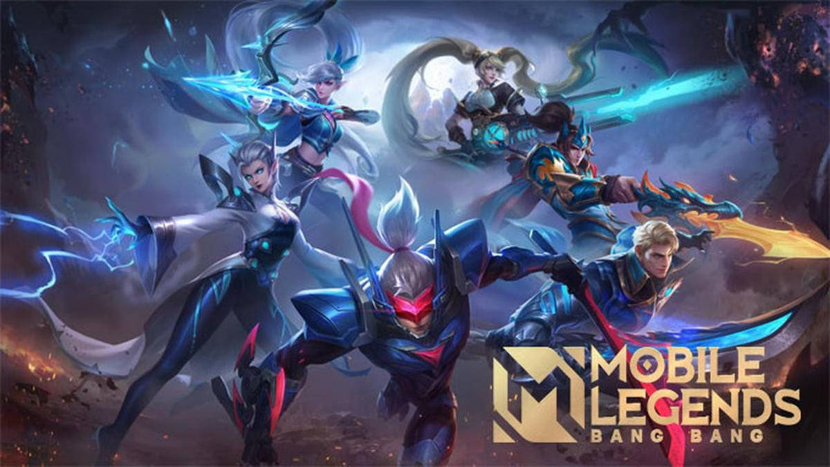 mobile legends logo 桌布 壁紙 — 動態奇幻戰士身穿發光盔甲，使用能量武器在風暴宇宙背景下戰鬥。