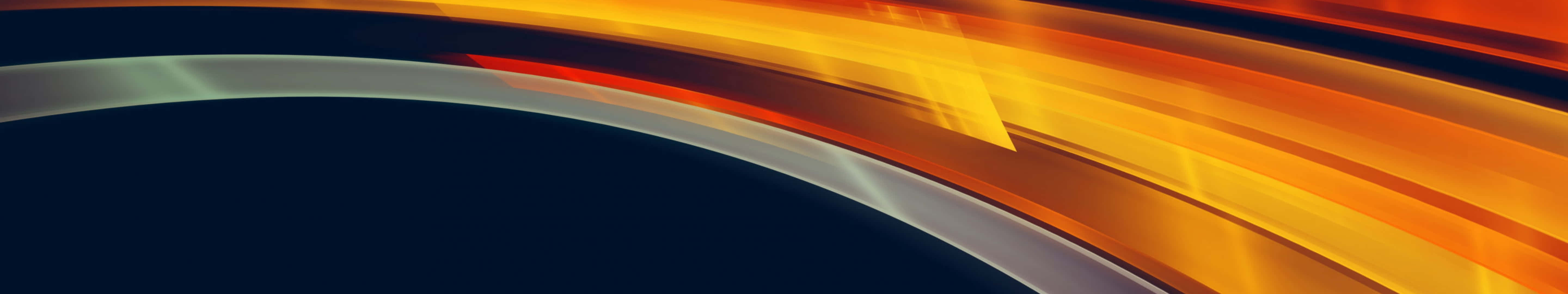 5760x1080 桌布 壁紙 — 動態抽象的火橙色和冷銀色條紋在深海軍藍背景上彎曲。