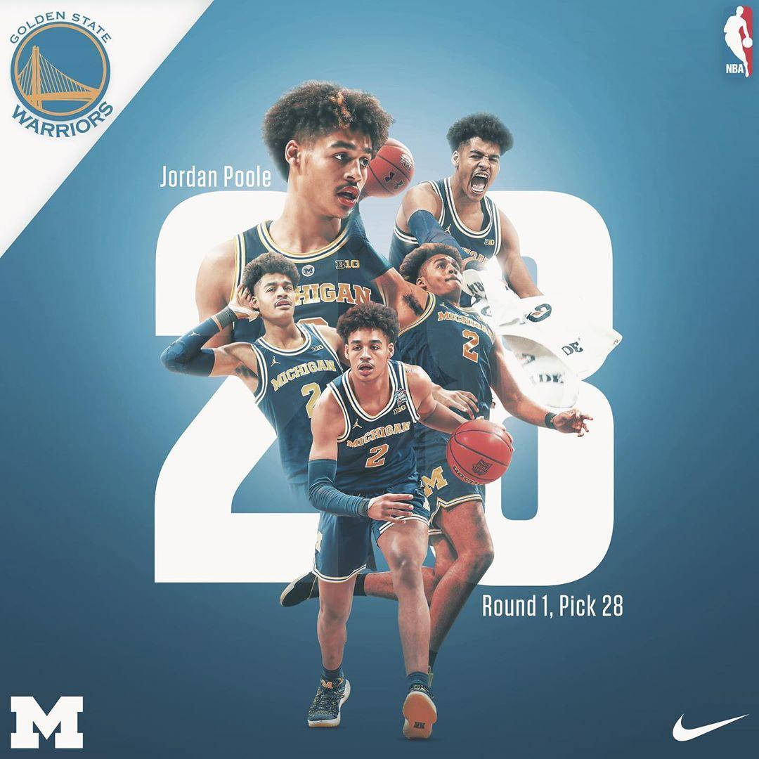 籃球 桌布 壁紙 — 動態拼貼：籃球運動員 Jordan Poole 身穿密西根隊服，在藍色背景上持球跳躍，帶有「20」和 NBA 選秀資訊。