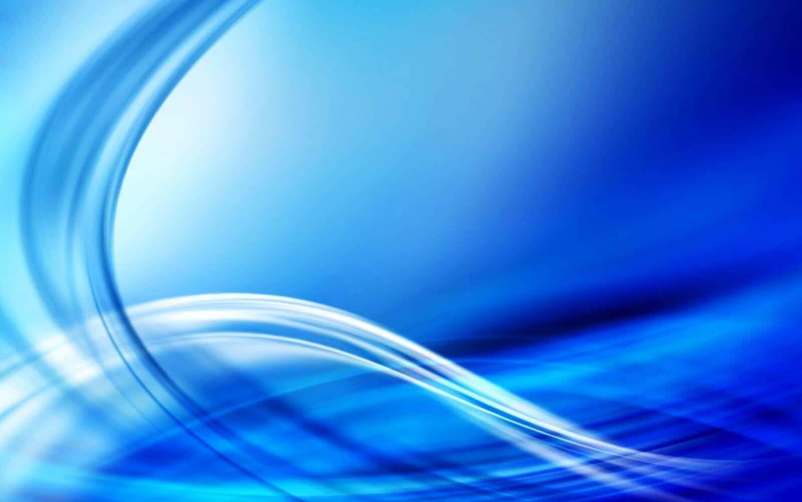 Blue Wave 桌布 壁紙 — 動態流動的藍色光波在漸變天空背景上優雅地彎曲。