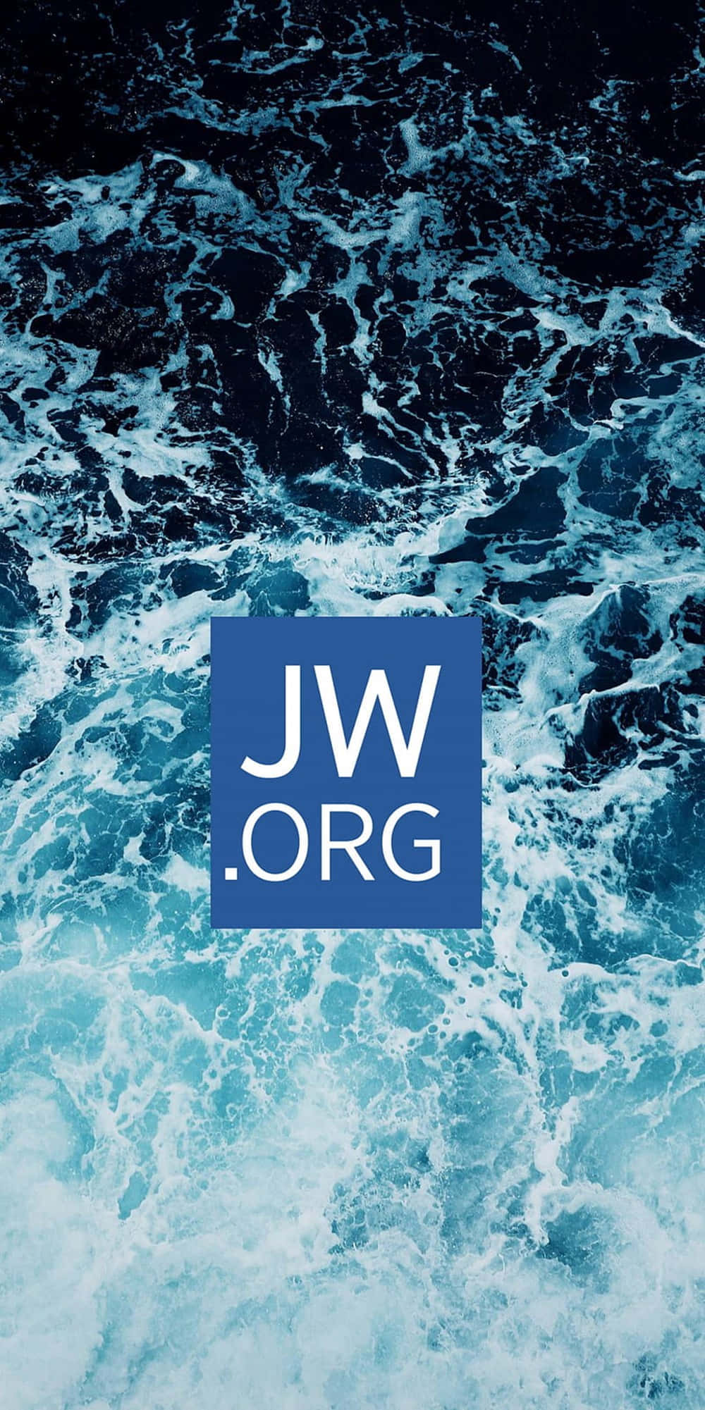 Sea Aesthetic 桌布 壁紙 — 動態海浪帶著白色泡沫撞擊深藍色背景，中央有JW.ORG標誌。