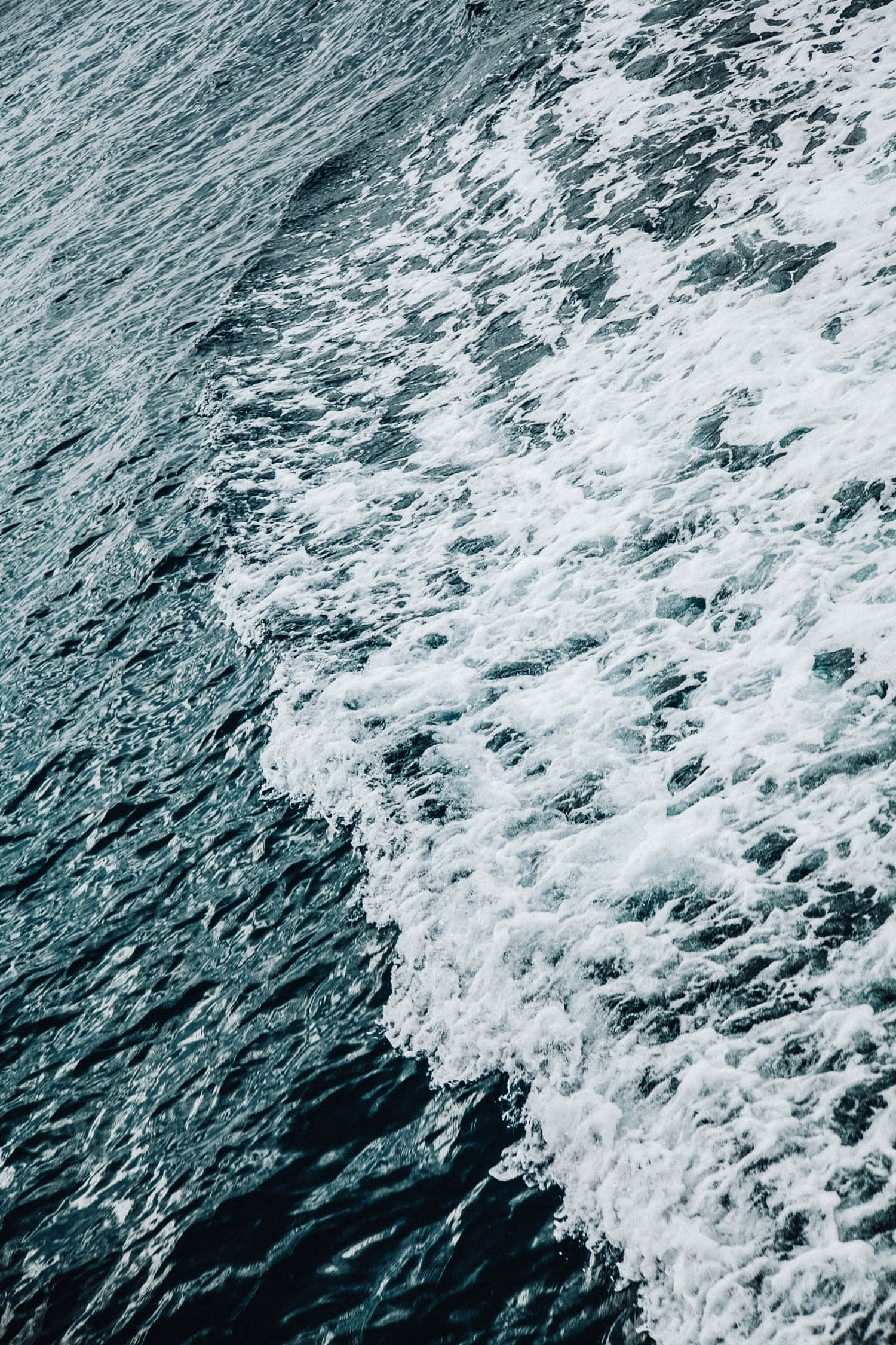 海洋 桌布 壁紙 — 動態特寫海浪拍打深藍色海水，激起白色泡沫。