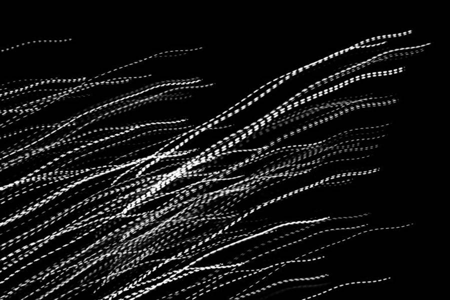simple dark aesthetic 桌布 壁紙 — 動態白色虛線條紋對角流過純黑色背景，營造出運動感和節奏感。