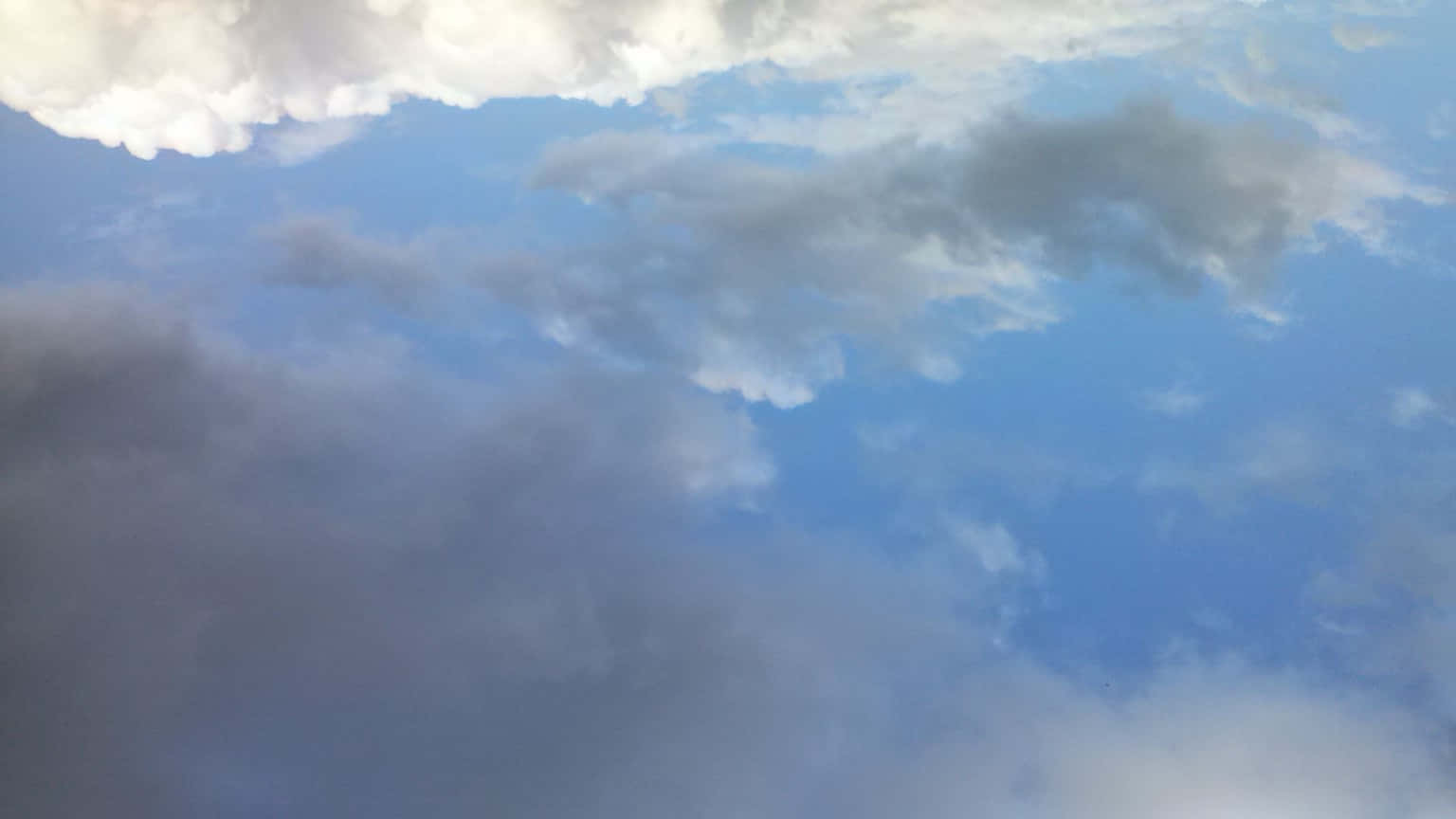 CLOUD-14 壁紙 — 動態的天空，蓬鬆的白雲在充滿活力的藍色畫布上飄移。