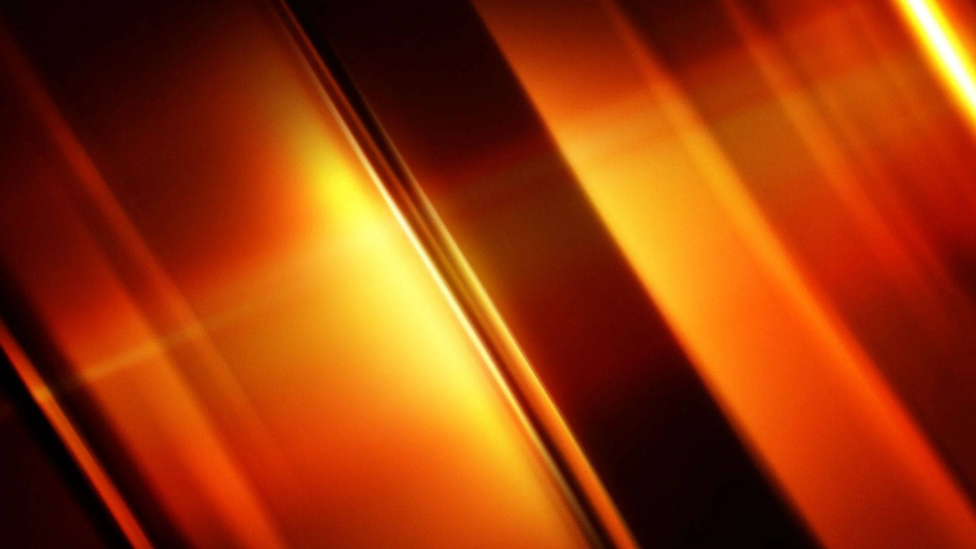 Orange 桌布 壁紙 — 動態的琥珀色和金色發光斜紋創造出光彩奪目的抽象動態模糊效果。