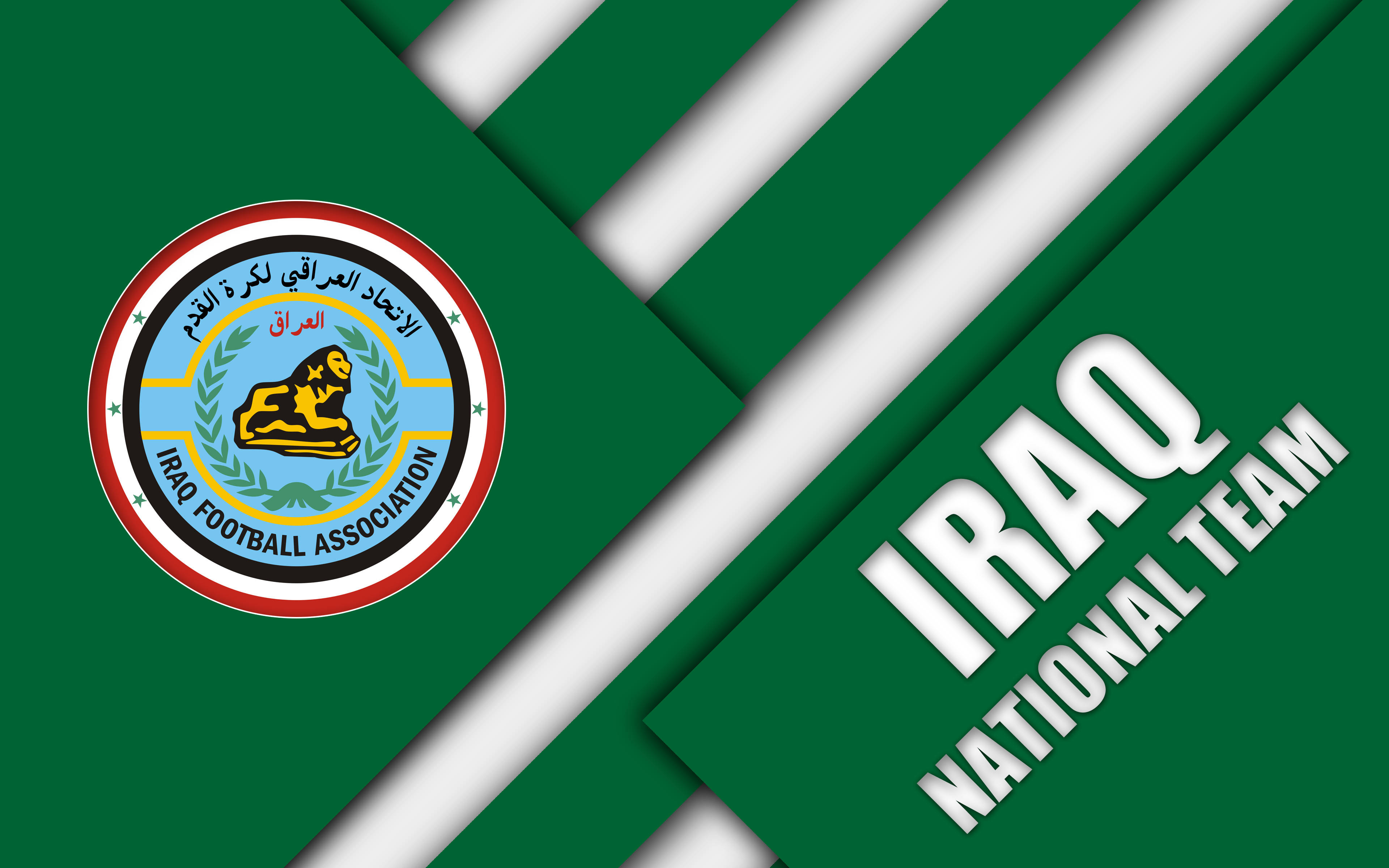 Iraq 桌布 壁紙 — 動態的綠色和白色對角條紋在充滿活力的運動主題背景上展示伊拉克國家隊標誌和粗體文字。