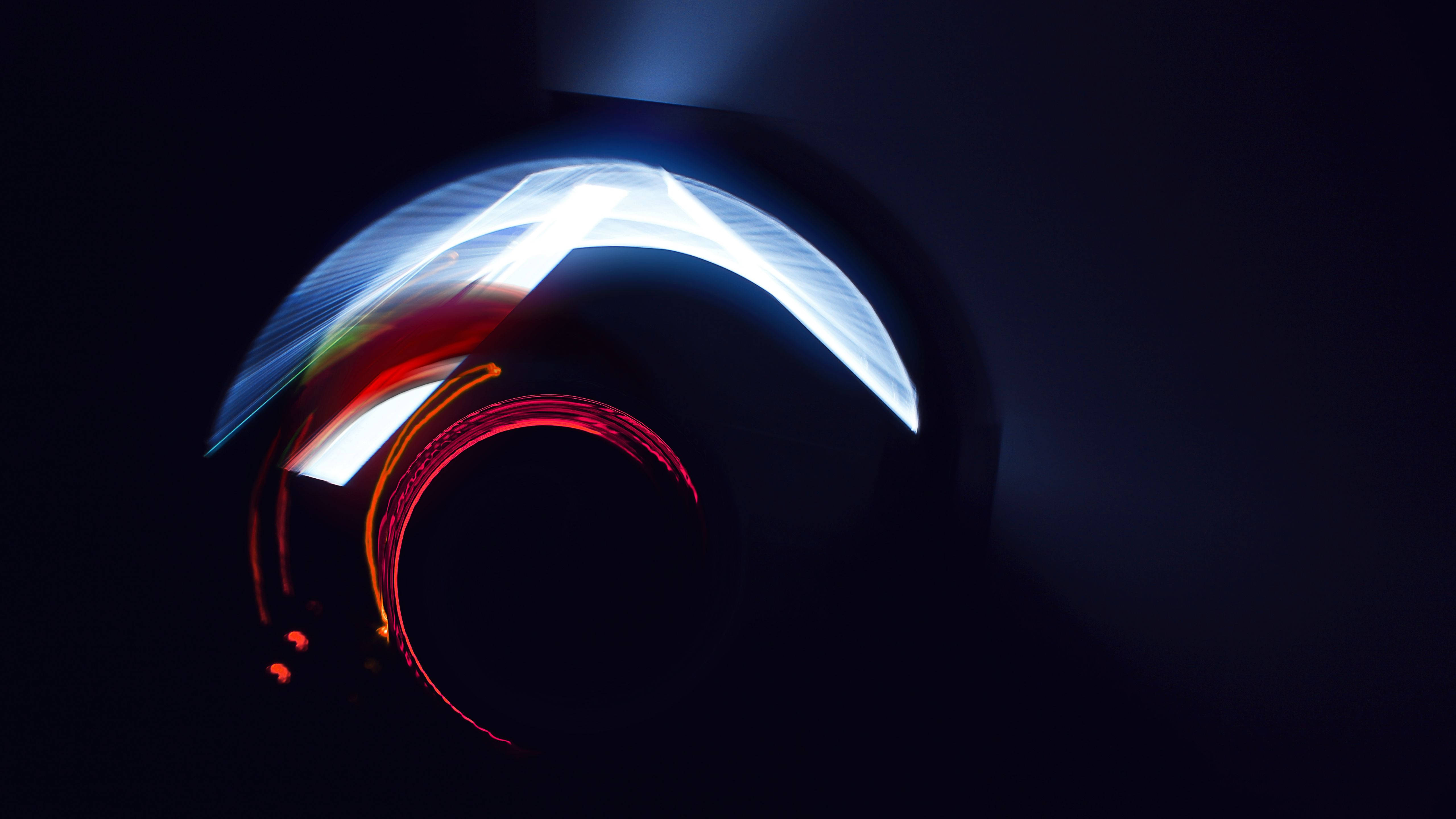 OLED 桌布 壁紙 — 動態的藍色和紅色鮮豔光軌劃過黑暗隧道，營造出運動感和能量感。