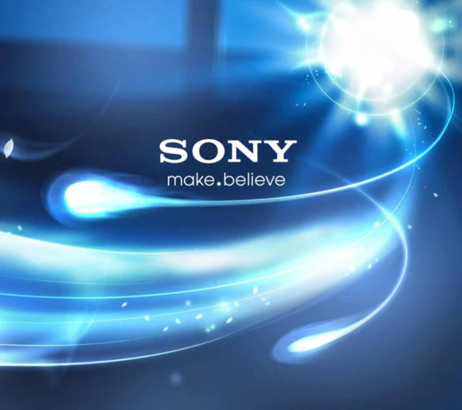 Sony 桌布 壁紙 — 動態藍色光軌圍繞 Sony 標誌旋轉，帶有發光粒子和鏡頭光暈，背景為深色。