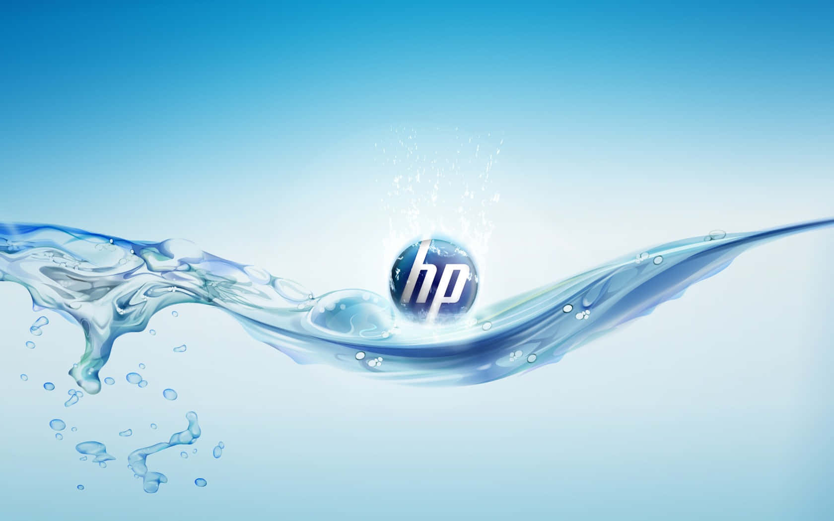 HP 桌布 壁紙 — 動態藍色水波優雅地流過光澤的HP標誌球體，背景為漸變天空。