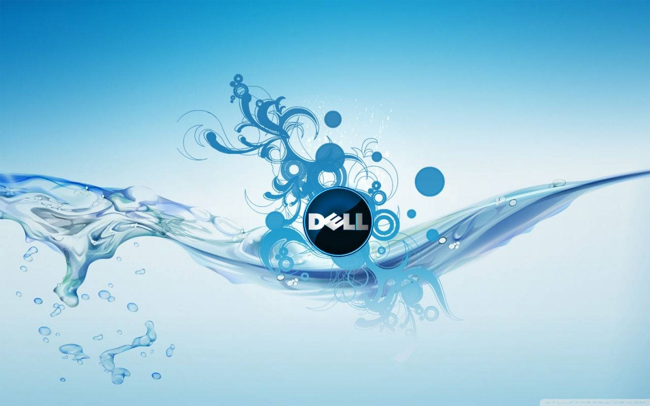 Dell 桌布 壁紙 — 動態藍色水花在漸變天空背景下圍繞中央Dell標誌形成漩渦圖案。