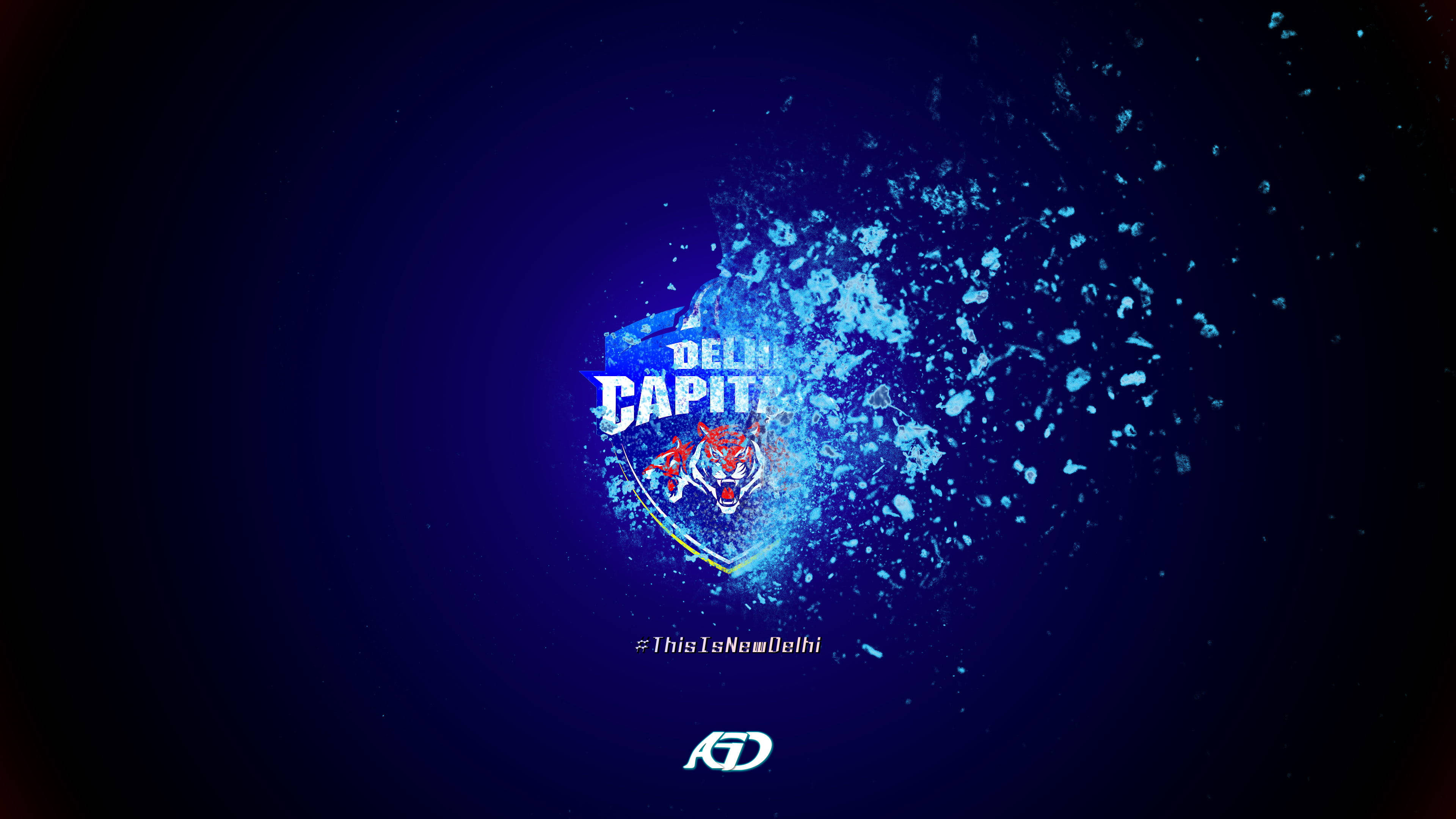 Delhi Capitals 桌布 壁紙 — 動態藍色潑濺效果揭示了德里首都隊的標誌，帶有咆哮的老虎徽章，背景為深色漸變。