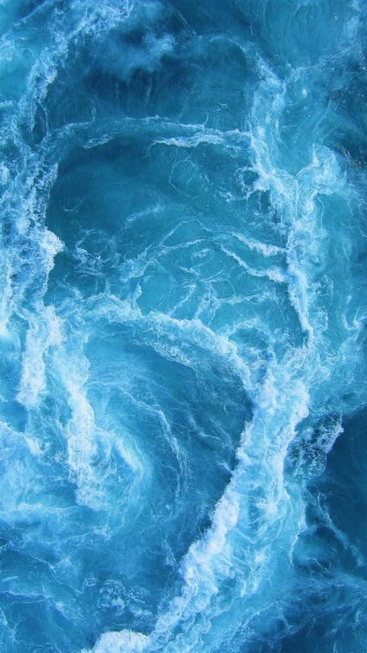 waves 桌布 壁紙 — 動態運動中帶有泡沫白色波峰的漩渦狀碧綠海洋波浪的鳥瞰圖。