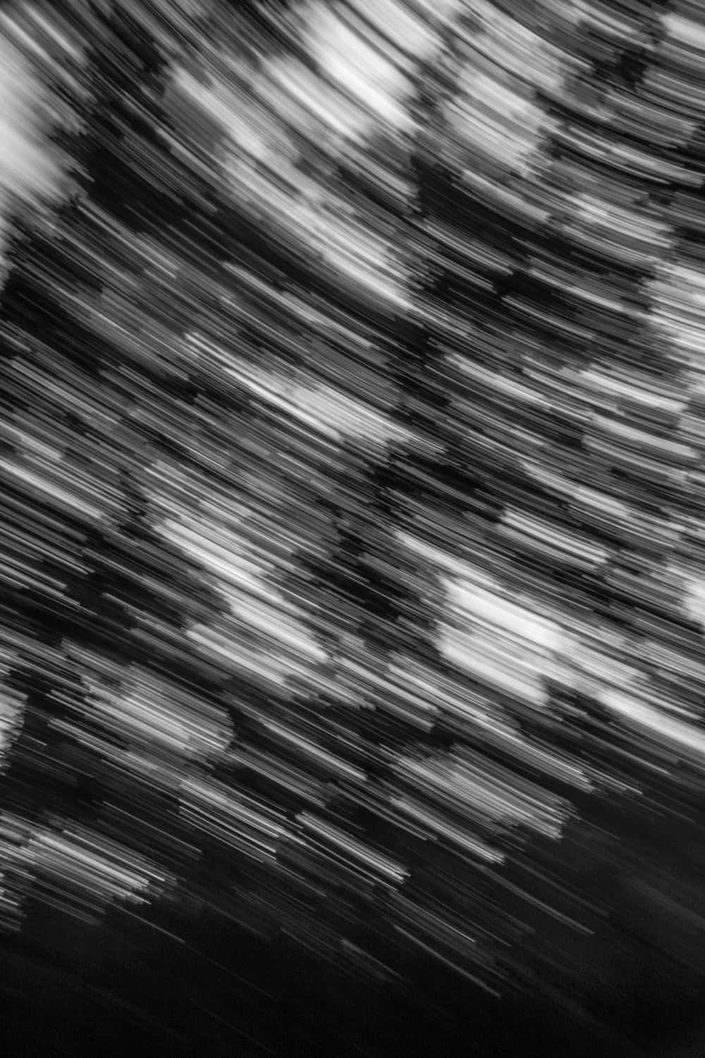 White Noise 桌布 壁紙 — 動態黑白抽象動態模糊條紋沿對角線輻射穿過畫面。