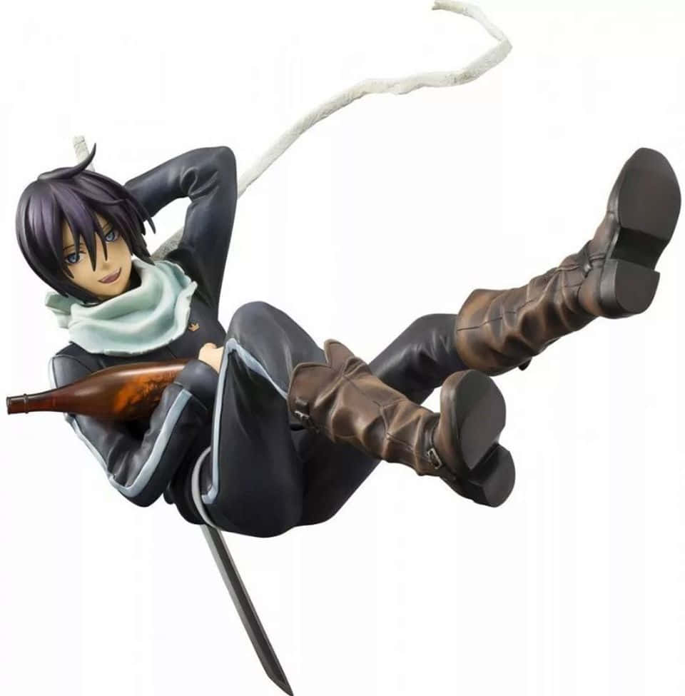 Noragami 桌布 壁紙 — 動漫人偶，深色頭髮角色身穿黑色服裝和棕色靴子，在半空中手持瓶子和劍，身後拖著一條白色繩索。