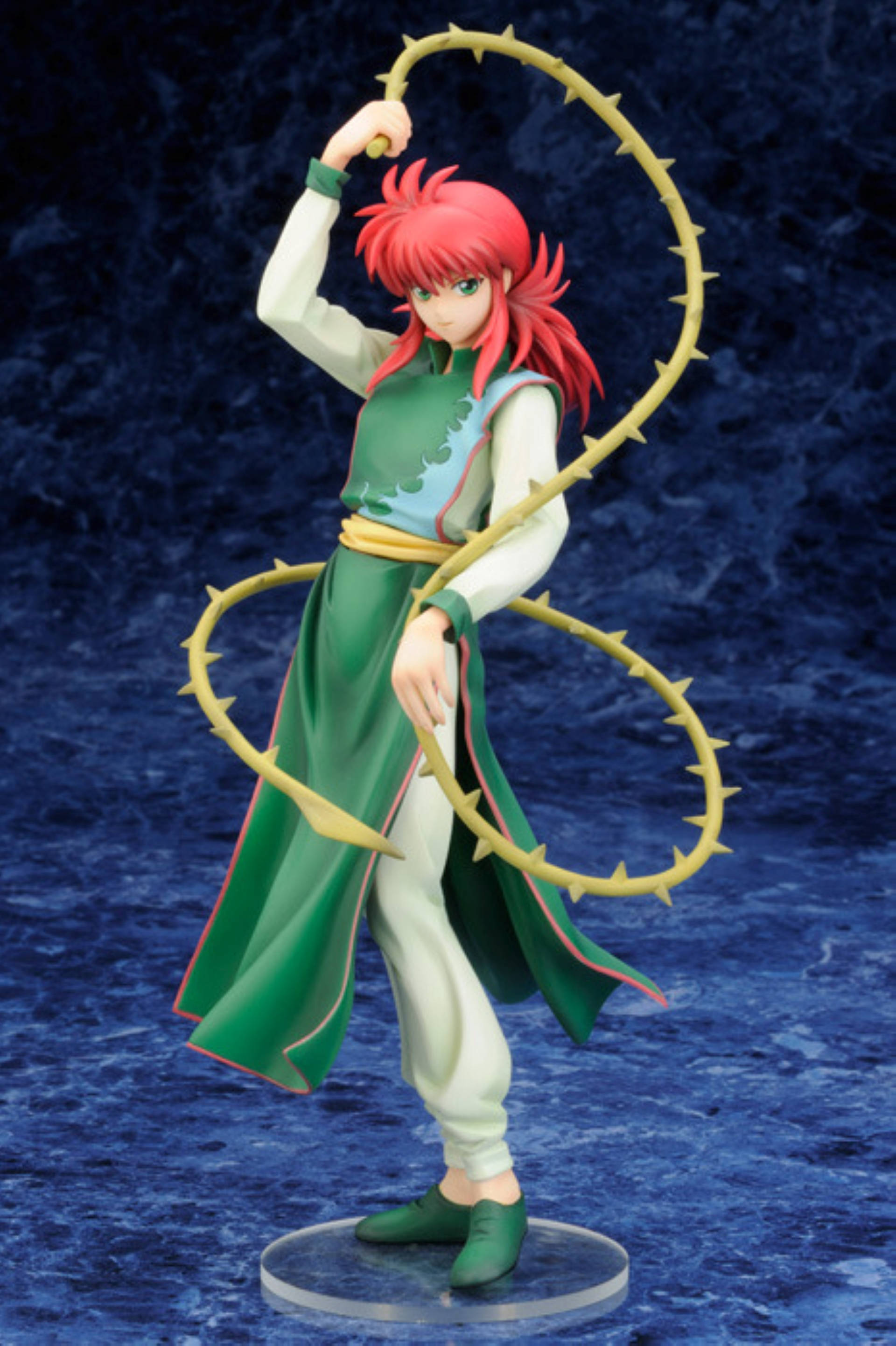 Kurama 桌布 壁紙 — 動漫公仔，紅髮戰士身穿綠色長袍，揮舞帶刺鞭子，背景為紋理藍色。