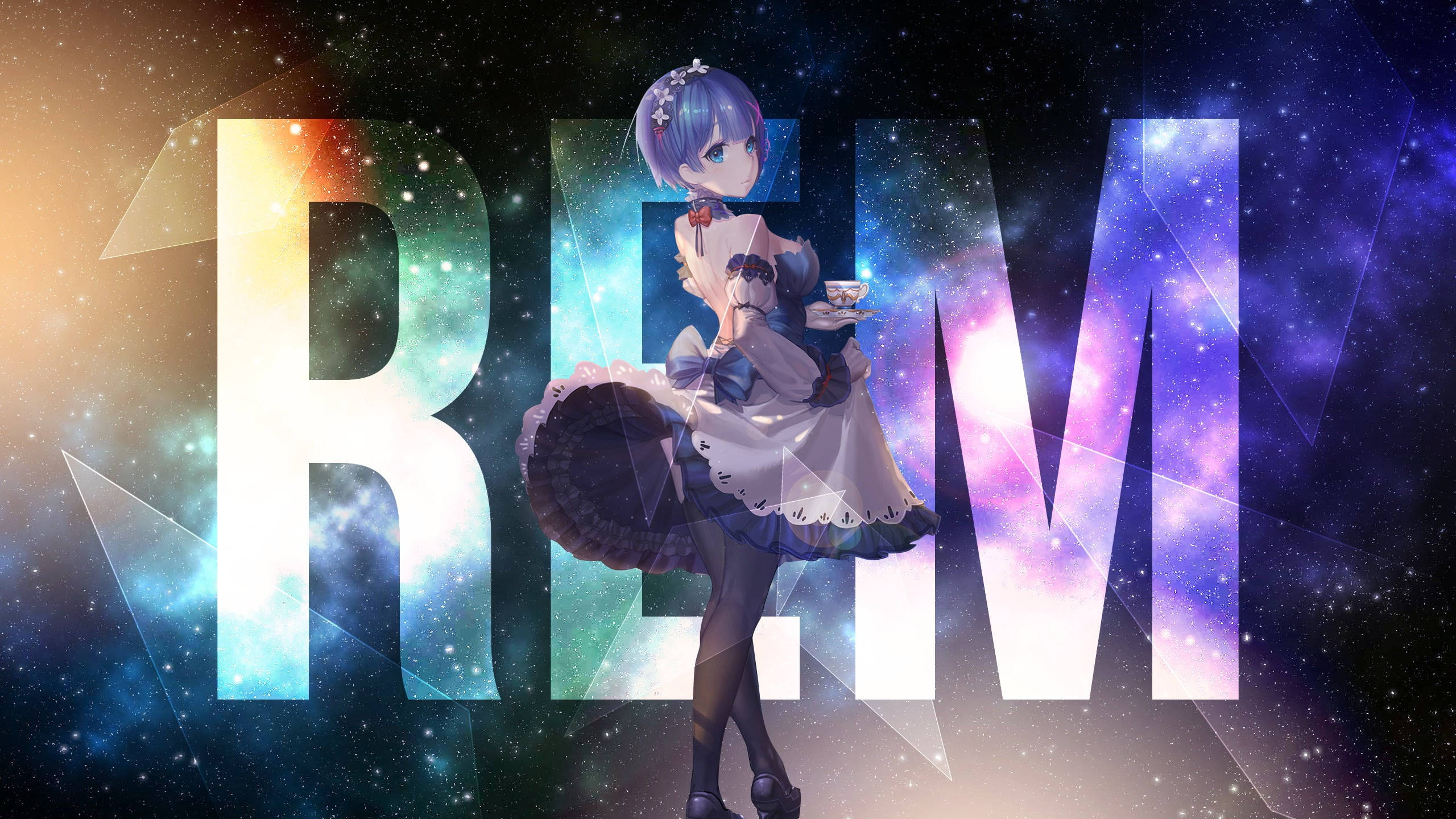 Rem 桌布 壁紙 — 動漫女僕裝少女在宇宙背景下拿著茶杯，發光的星系字母拼出REM。