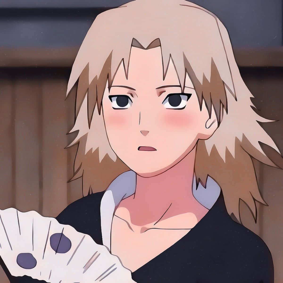 Temari 桌布 壁紙 — 動漫女孩，一頭凌亂的金髮，臉頰通紅，在木質背景前拿著一把帶有紫色圓點的白色扇子。