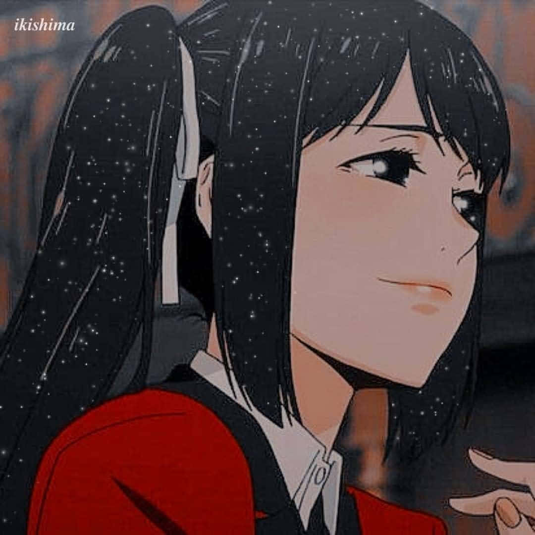 Aesthetic Anime Pfp 桌布 壁紙 — 動漫女孩，一頭星夜般的黑髮，身穿紅色外套，在模糊的溫暖背景中溫柔地側視。