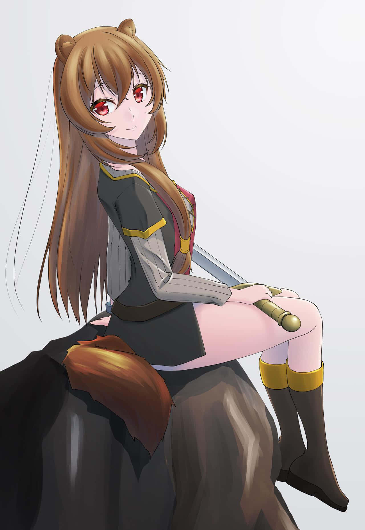 Raphtalia 桌布 壁紙 — 動漫女孩，棕色頭髮，紅色眼睛，自信地坐著，手持劍，背景簡單。