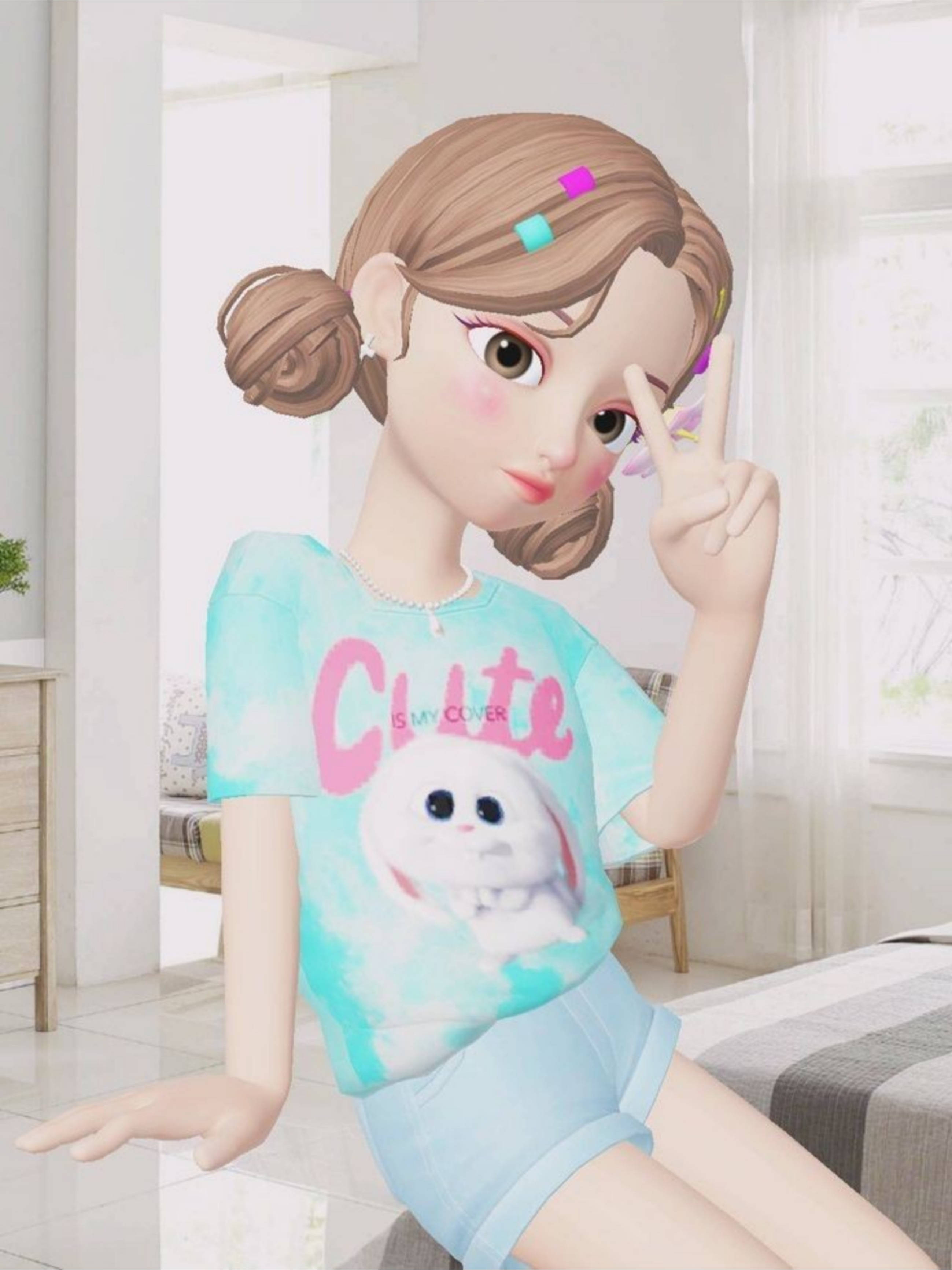 Cute Girl 桌布 壁紙 — 動漫女孩，棕色頭髮紮成髮髻，帶彩色髮夾，坐在床上，穿著可愛的兔子T恤，比出和平手勢。