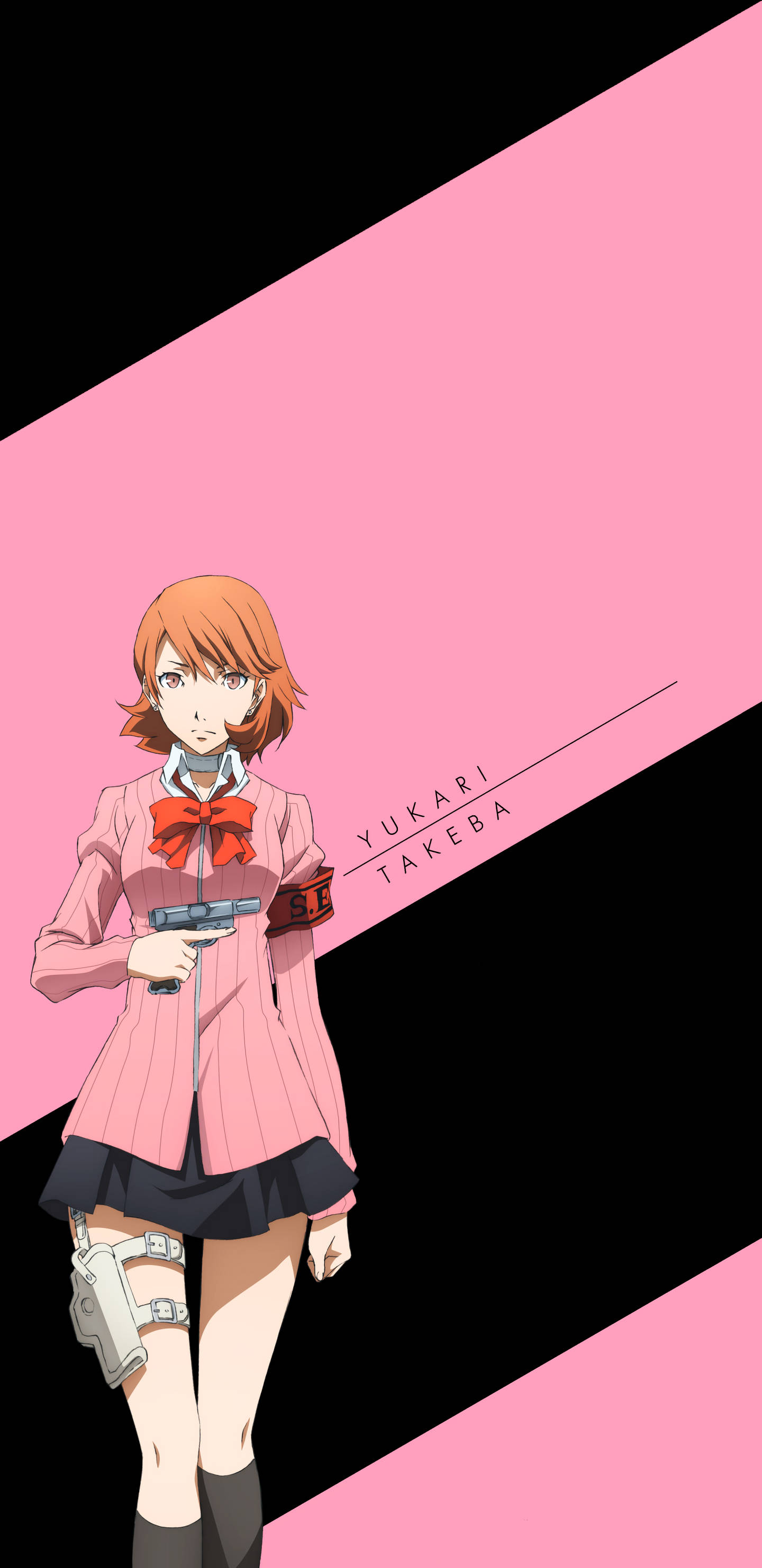 Persona 3 桌布 壁紙 — 動漫女孩，橙色頭髮，穿著粉紅色校服，在粉紅黑色對角線背景前持槍。