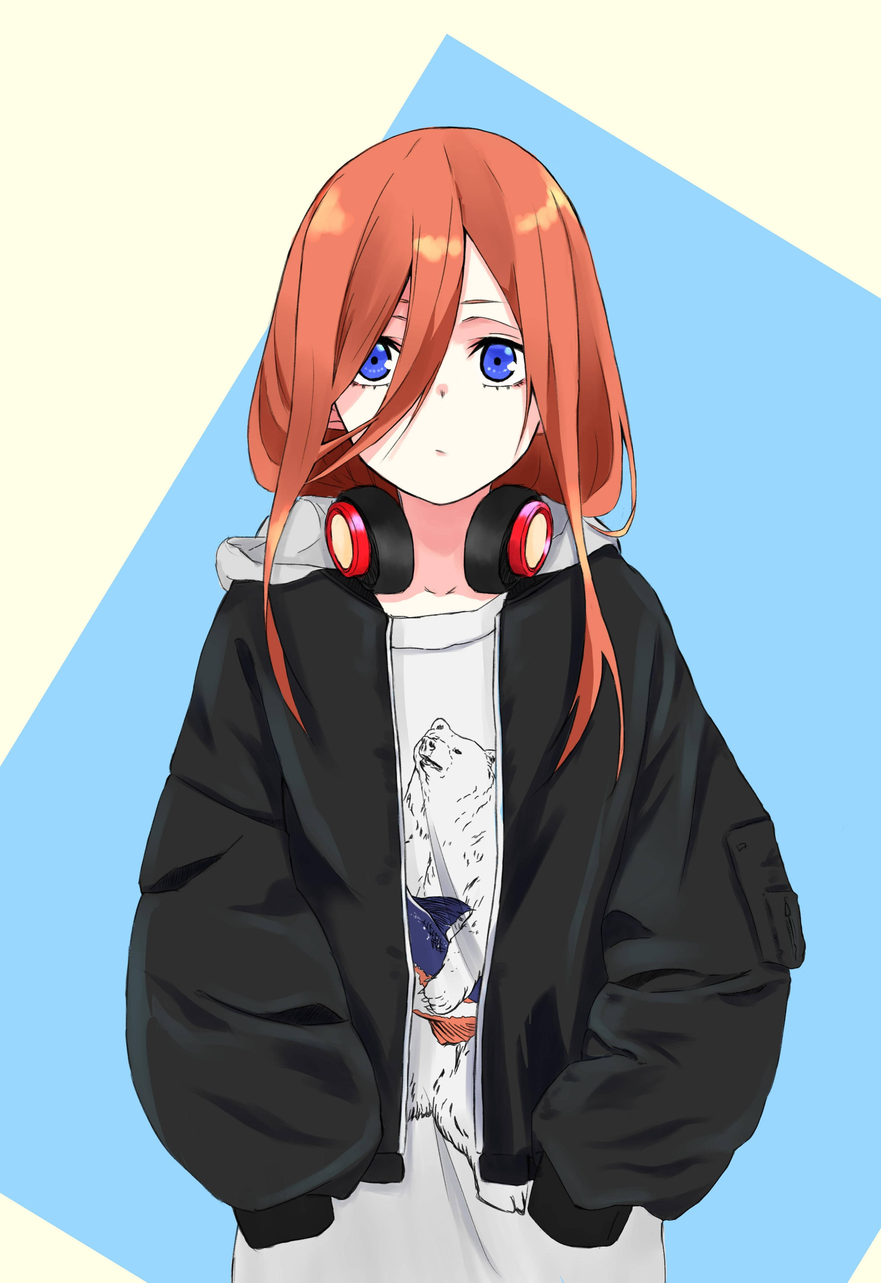 miku 桌布 壁紙 — 動漫女孩，橙色頭髮，藍色眼睛，穿著黑色外套和紅色耳機，背景為藍色和奶油色幾何圖案。