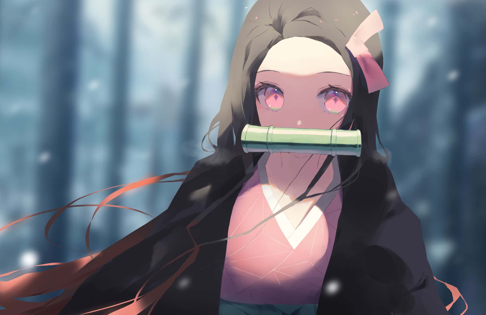 Anime Girl Aesthetic 桌布 壁紙 — 動漫女孩，粉紅色眼睛，竹製口塞，站在雪地森林中，穿著傳統長袍。