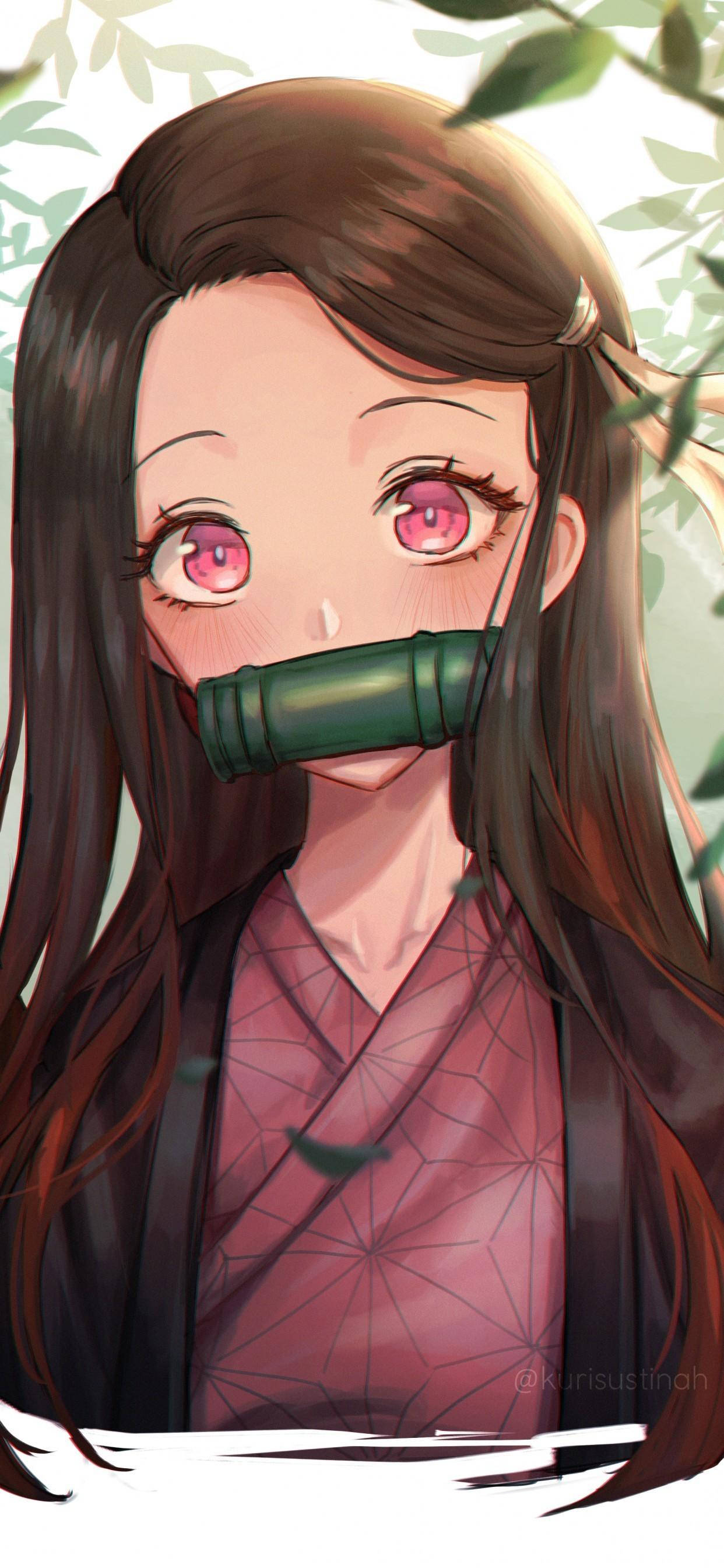 Nezuko iPhone 桌布 壁紙 — 動漫女孩，粉紅色眼睛，長長的棕色頭髮，戴著竹製的口塞，被綠色樹葉包圍。