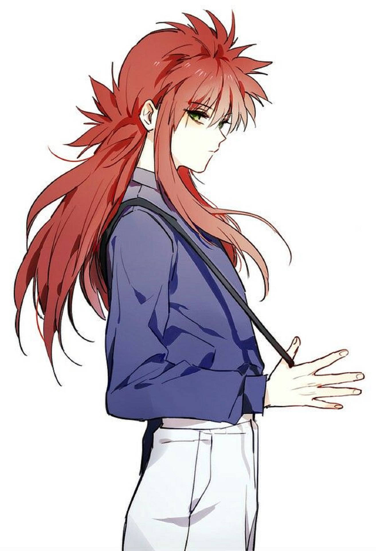 Kurama 桌布 壁紙 — 動漫女孩，紅色尖刺頭髮，綠色眼睛，穿著藍色襯衫和白色褲子，背景為純白色。