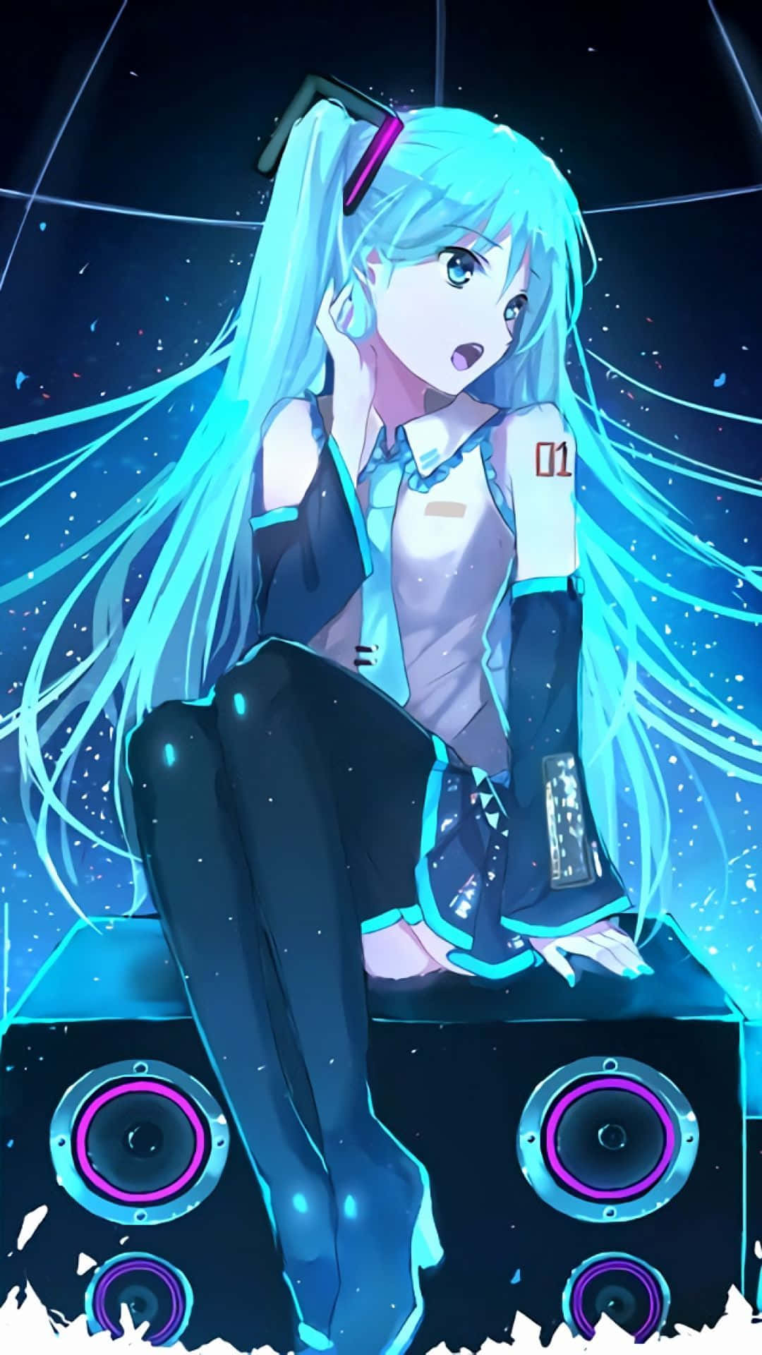 Vocaloid 桌布 壁紙 — 動漫女孩，螢光青色頭髮，坐在發光的揚聲器上，背景是星光燦爛的數位夜空。