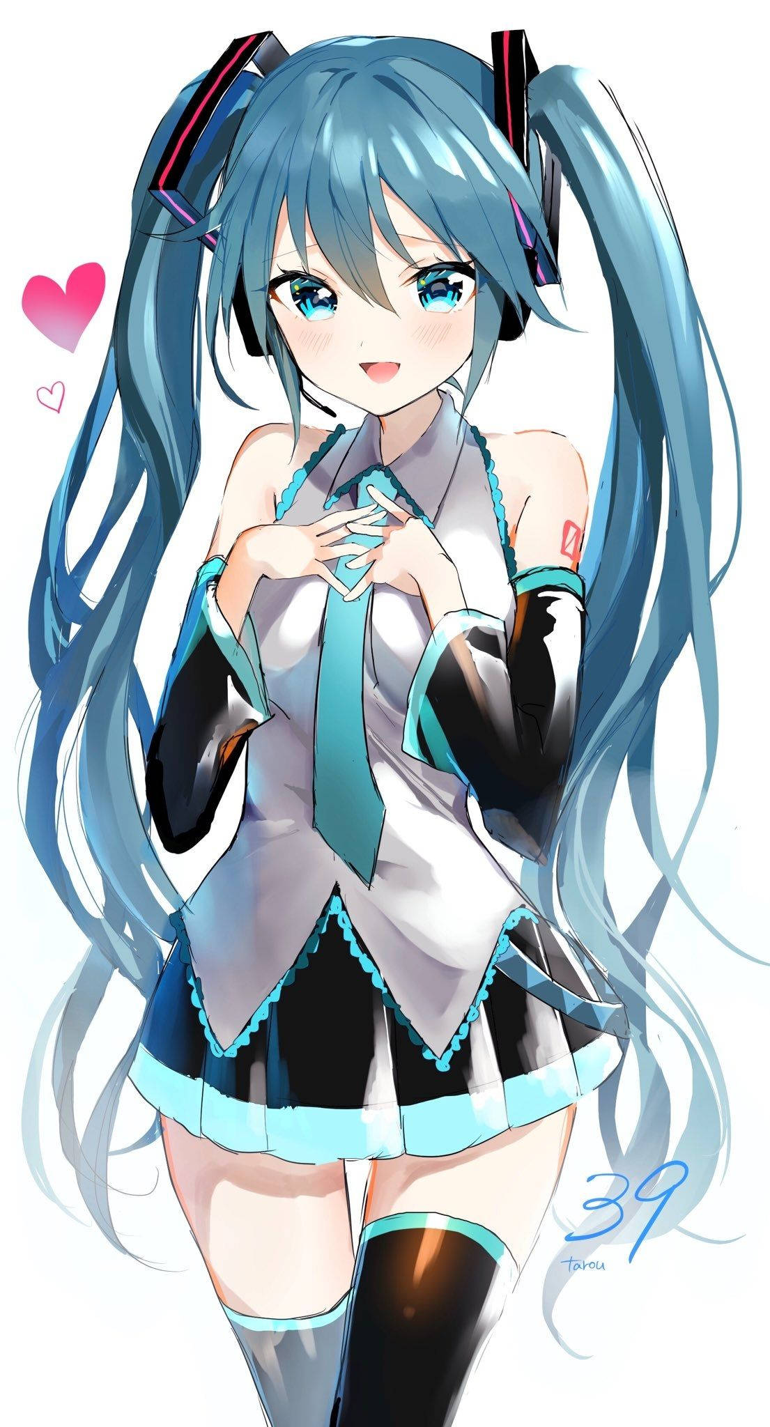 miku 桌布 壁紙 — 動漫女孩，長長的藍色辮子，戴著耳機，微笑著拿著麥克風，背景是白色，有粉紅色的心形。