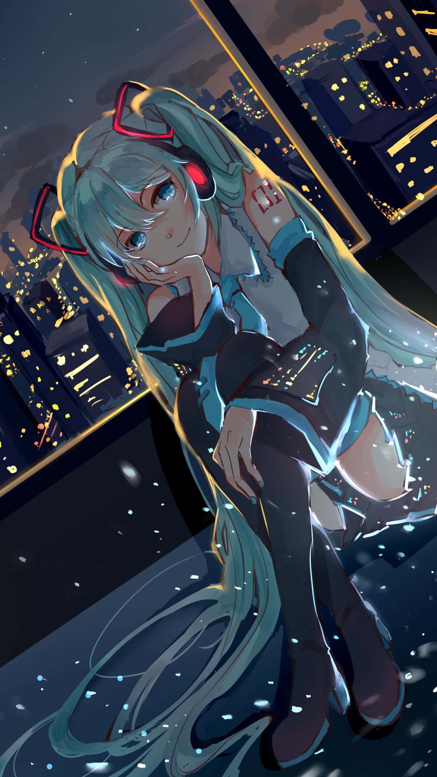 Vocaloid 桌布 壁紙 — 動漫女孩，青綠色頭髮，紅色耳機，若有所思地靠在窗邊，俯瞰夜晚發光的城市景觀。
