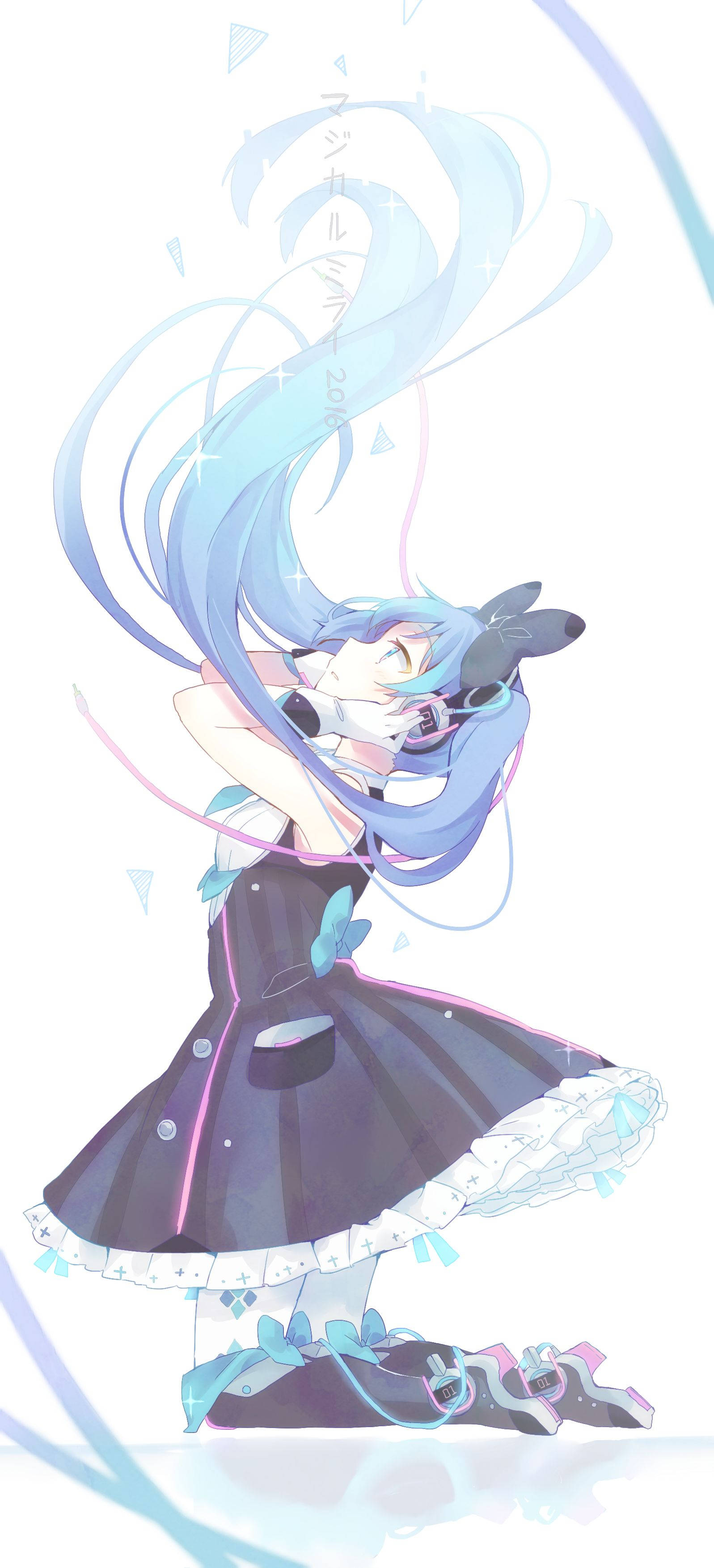 miku 桌布 壁紙 — 動漫女孩，飄逸藍色長髮，身穿黑色連衣裙，在明亮的白色背景上閃爍著光芒，優雅旋轉。