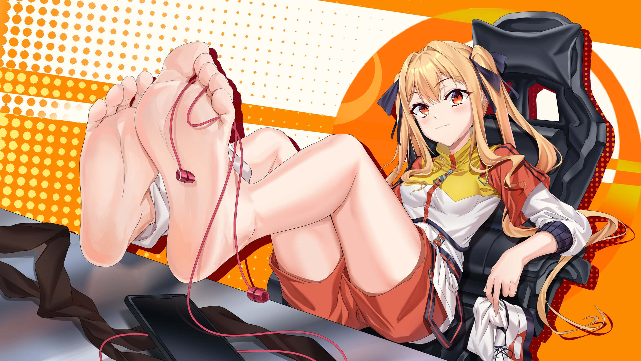 Cool Anime Girl 桌布 壁紙 — 動漫女孩在鮮豔的橙色圓點背景前，雙腳翹起，戴著紅色耳塞，坐在電競椅上放鬆。