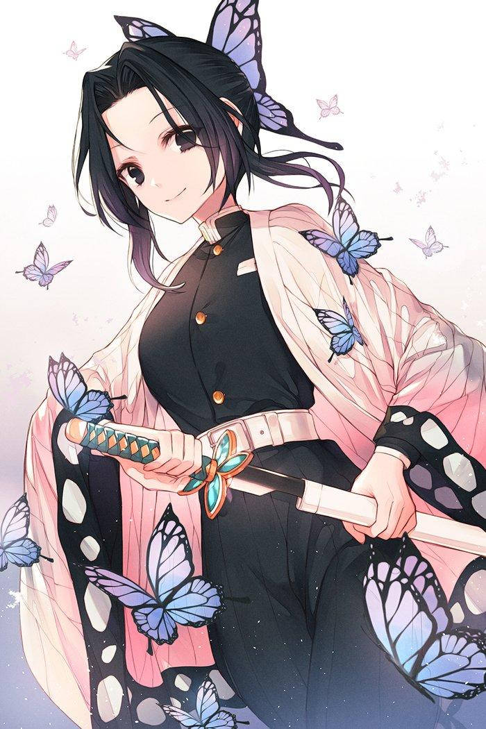 胡蝶忍 桌布 壁紙 — 動漫女孩戴著蝴蝶髮夾和穿著和服，在柔和的漸變背景前，被藍色蝴蝶圍繞，手持劍。