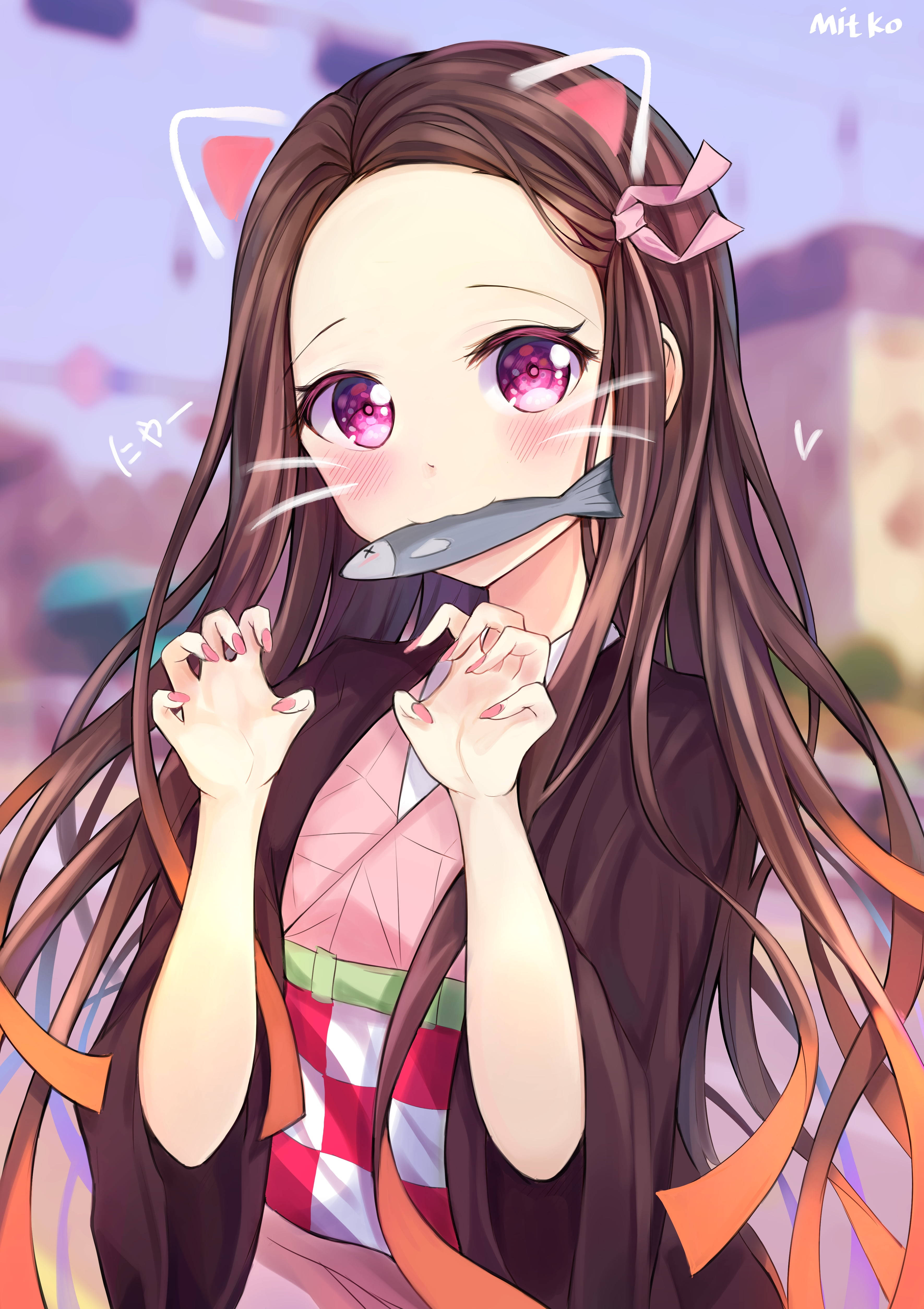 動漫女孩 桌布 壁紙 — 動漫女孩戴著貓耳，嘴裡叼著魚，在模糊的城市背景下頑皮地微笑。