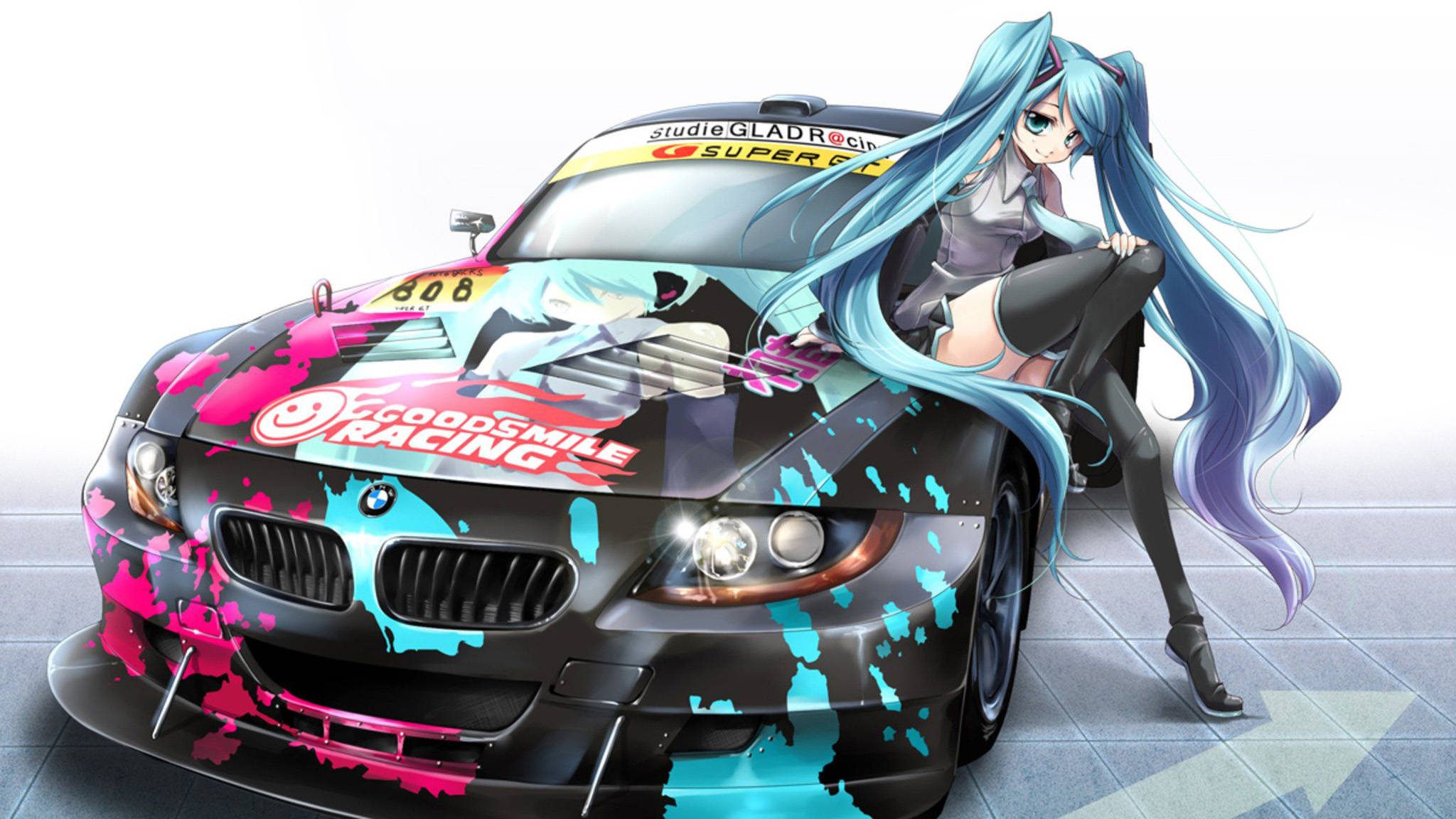 動漫車 桌布 壁紙 — 動漫女孩留著長長的藍色頭髮，靠在一輛濺滿粉紅色和青色油漆的黑色賽車上。