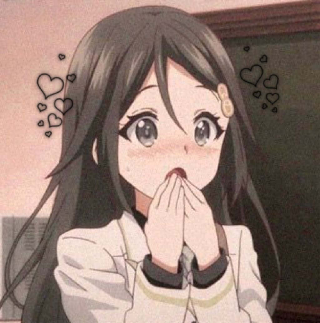 Aesthetic Anime Profile 桌布 壁紙 — 動漫女孩留著長長的黑髮和大眼睛，驚訝地捂住嘴巴，心形圖案漂浮在她的頭周圍。