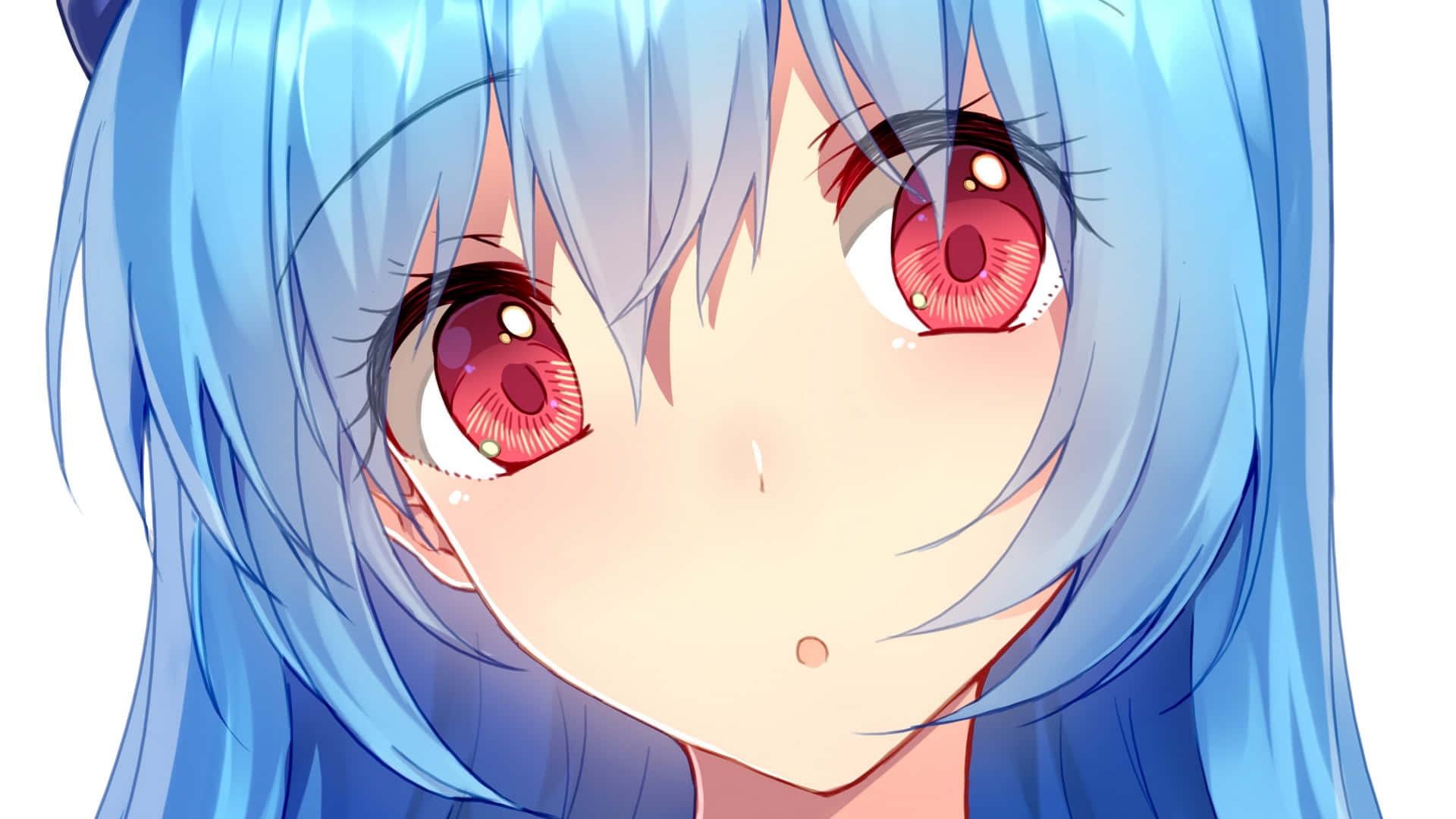 動漫女孩 桌布 壁紙 — 動漫女孩的近距離特寫，擁有充滿活力的藍色頭髮和引人注目的紅色眼睛，以柔和的表情向前凝視。