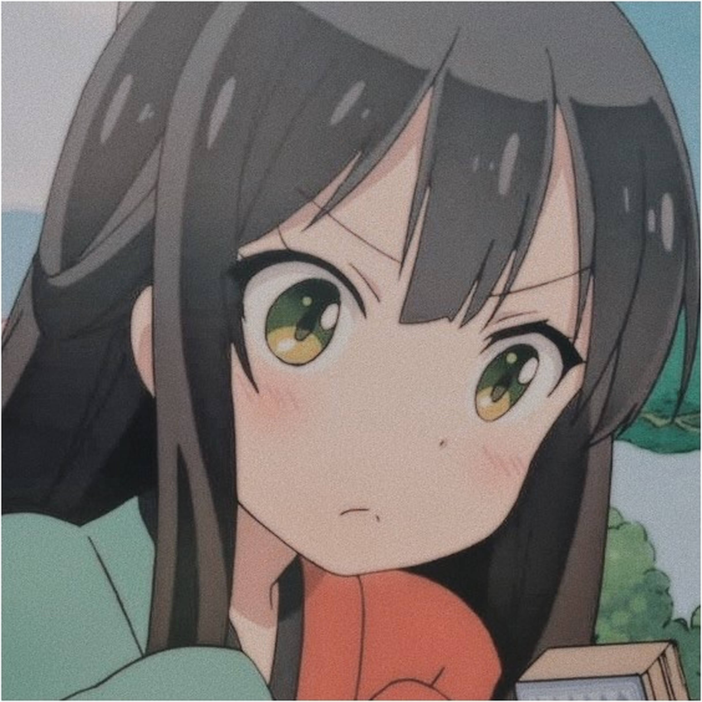 動漫頭像 桌布 壁紙 — 動漫女孩的近距離特寫，深色頭髮和綠色眼睛，微微低頭，臉頰泛紅。