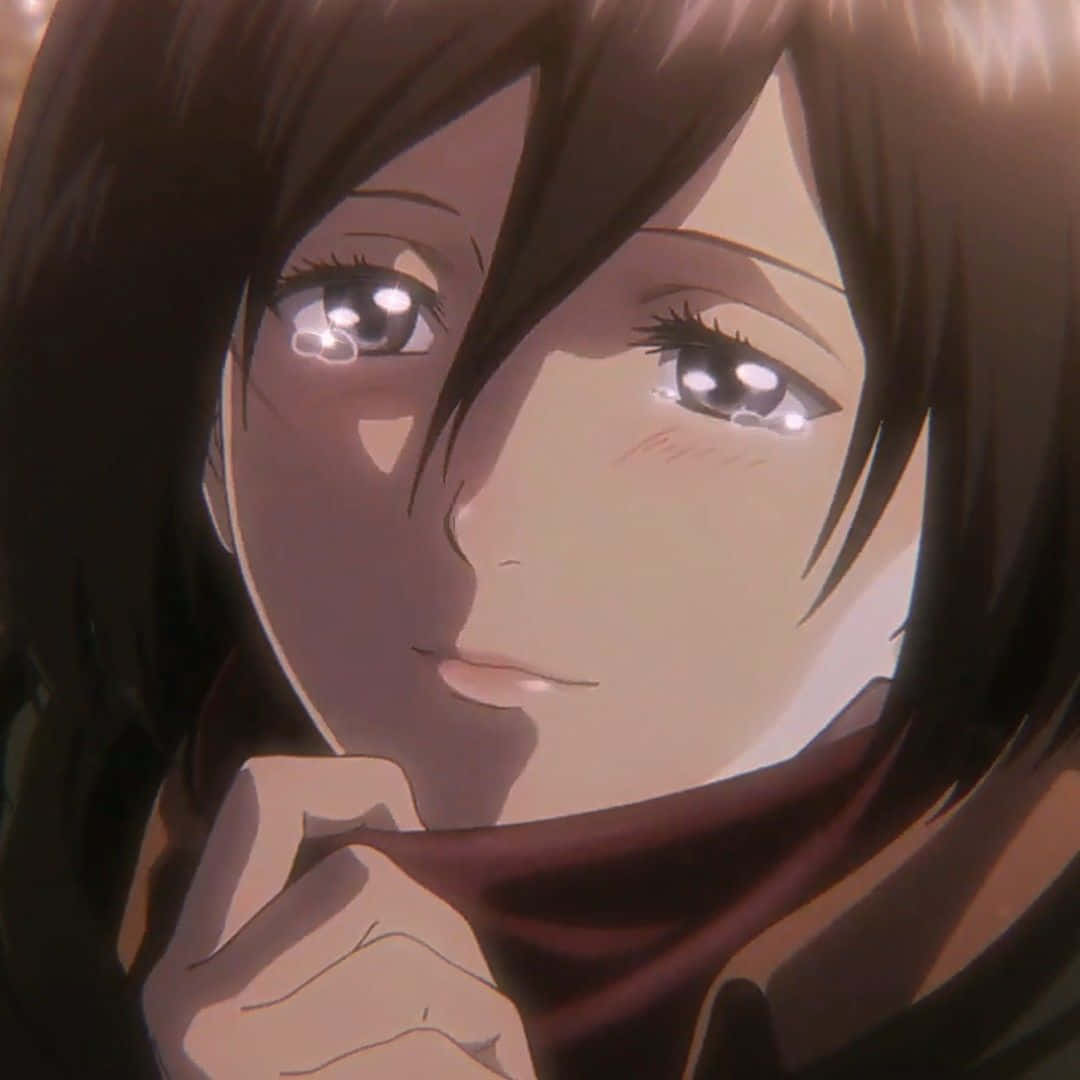 Mikasa Ackerman 桌布 壁紙 — 動漫女孩的頭像特寫，棕色頭髮，淚眼汪汪，溫柔地凝視著，同時握著她的圍巾。