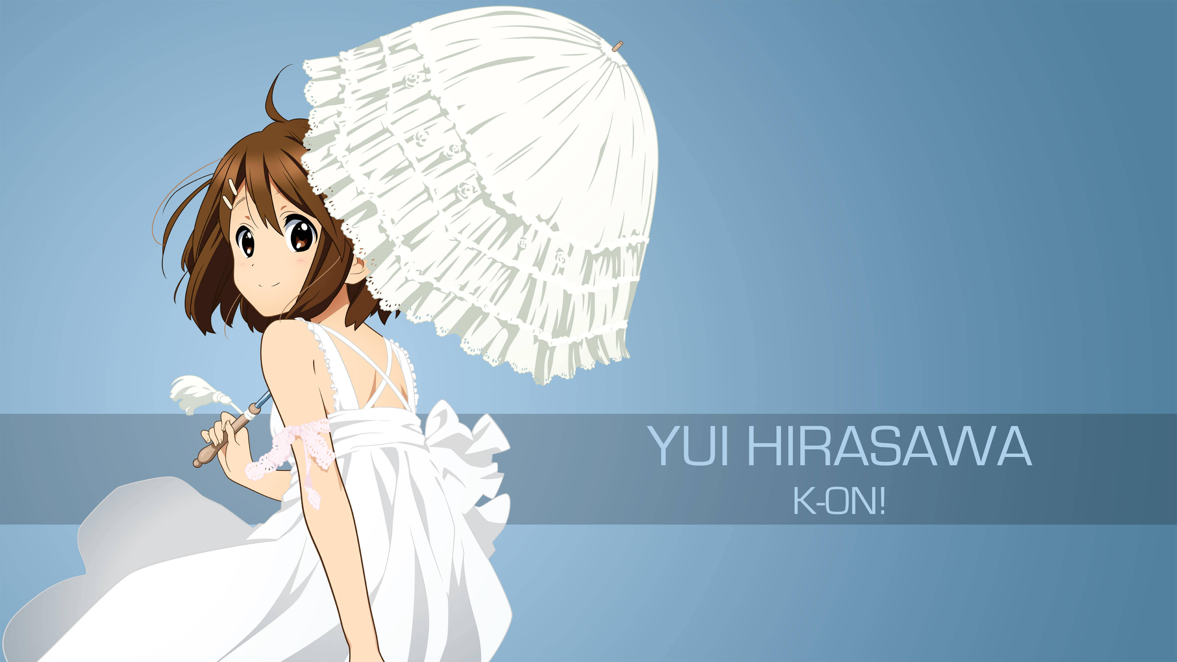 K-on 桌布 壁紙 — 動漫女孩穿著白色連衣裙，手持蕾絲陽傘，在柔和的藍色漸變背景前回頭看。