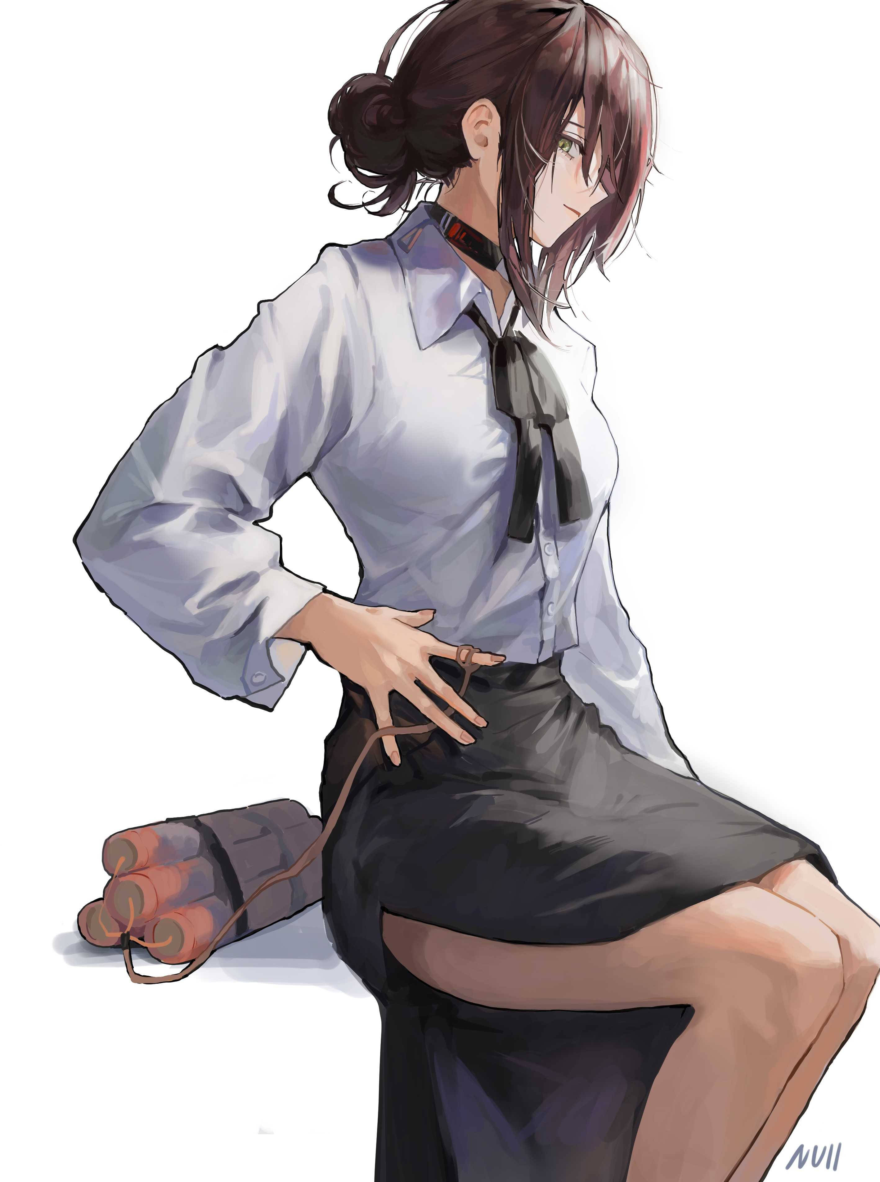 鏈鋸人 桌布 壁紙 — 動漫女孩穿著白襯衫和黑裙子，自信地坐著，旁邊有炸藥，背景是純白色。