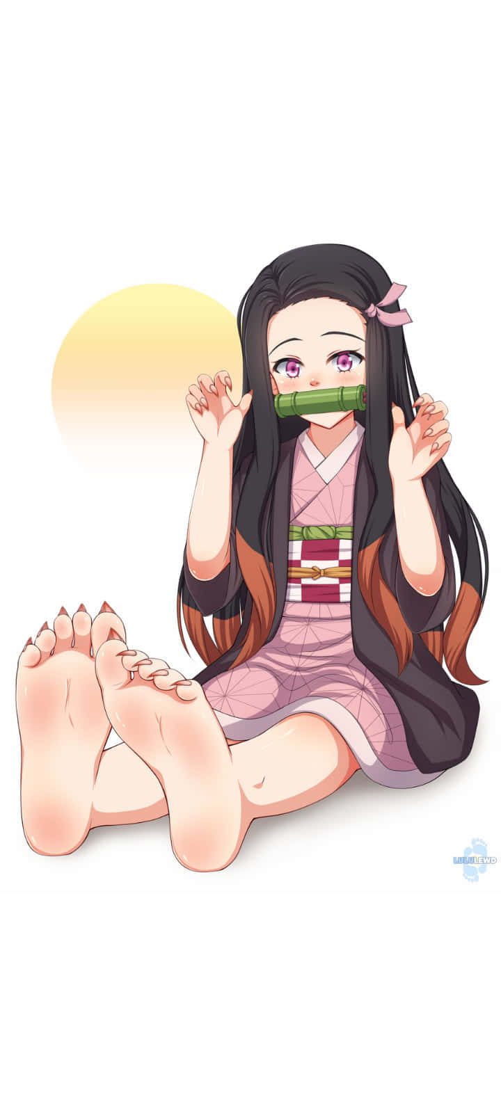 鬼滅之刃 桌布 壁紙 — 動漫女孩穿著粉紅色和服赤腳坐著，用竹子遮住嘴巴，身後有太陽。