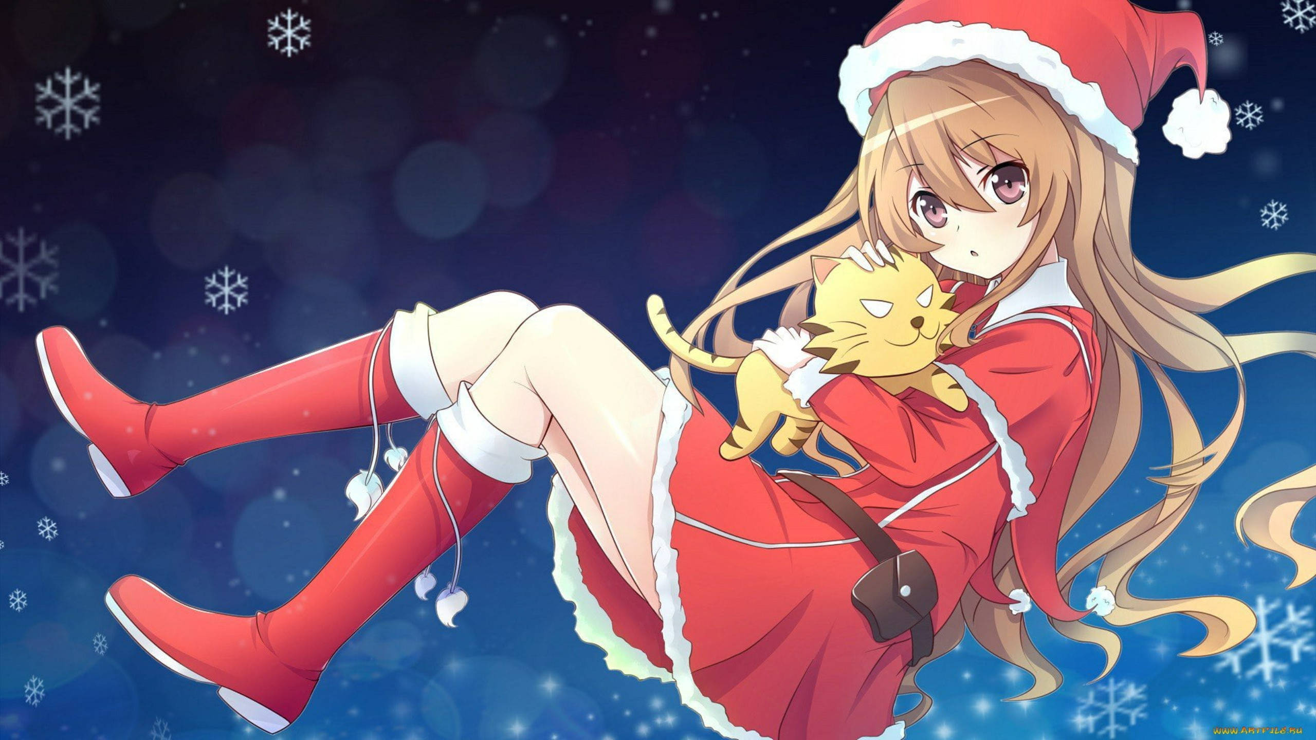 Anime Christmas 桌布 壁紙 — 動漫女孩穿著紅色聖誕老人服裝，與一隻貓在飄雪的夜空漂浮。