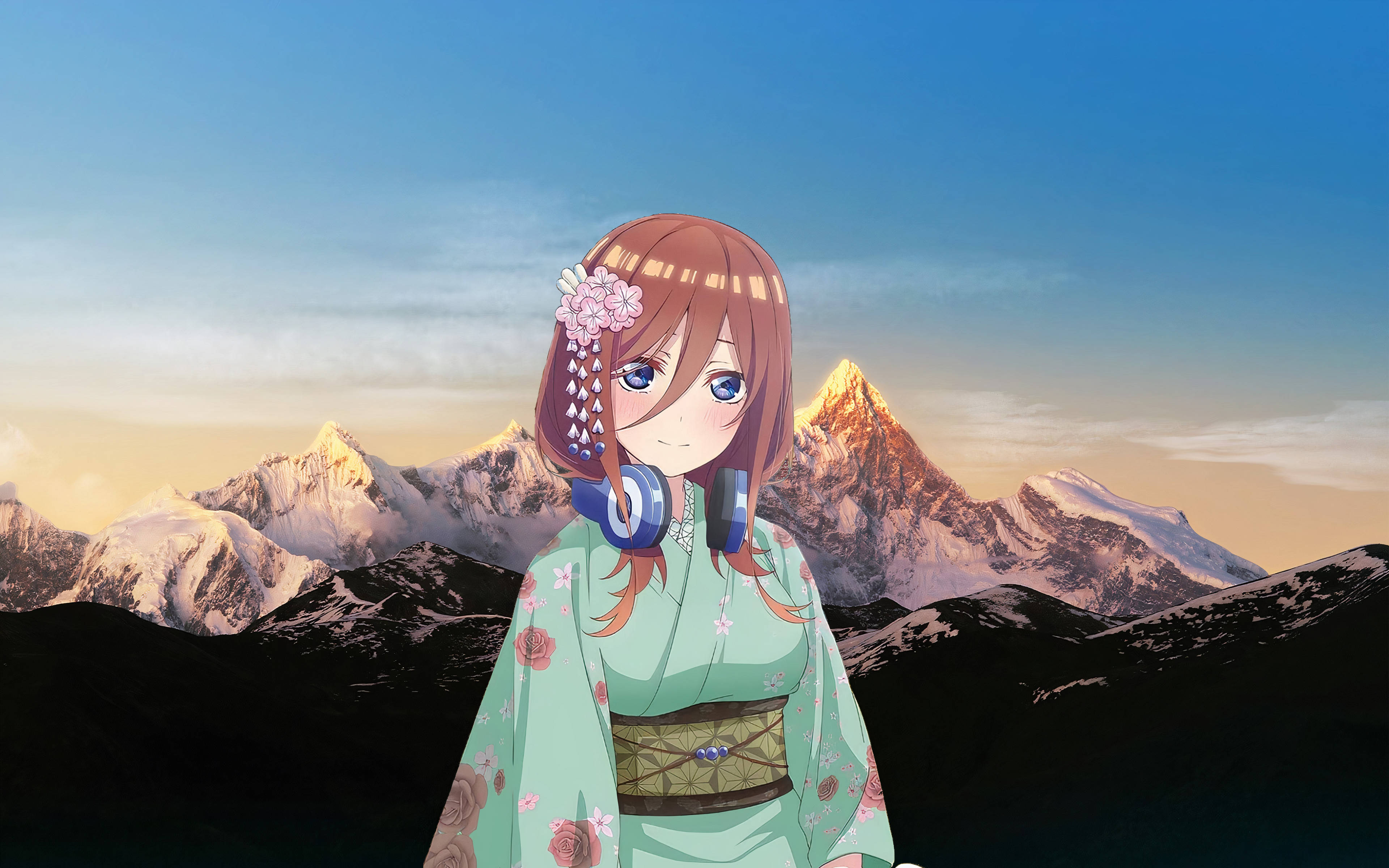 miku 桌布 壁紙 — 動漫女孩穿著花卉和服戴著耳機，站在黃金日落時分的雪山前。