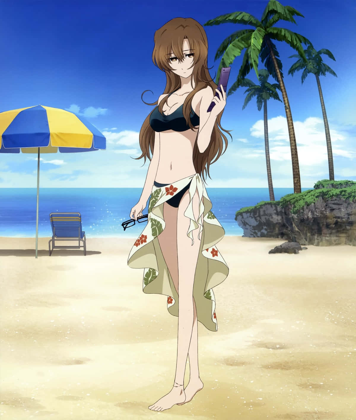 Moeka Kiryu 桌布 壁紙 — 動漫女孩穿著黑色比基尼和花卉圍巾，赤腳站在陽光明媚的海灘上，手持電話，背後有棕櫚樹和海洋。